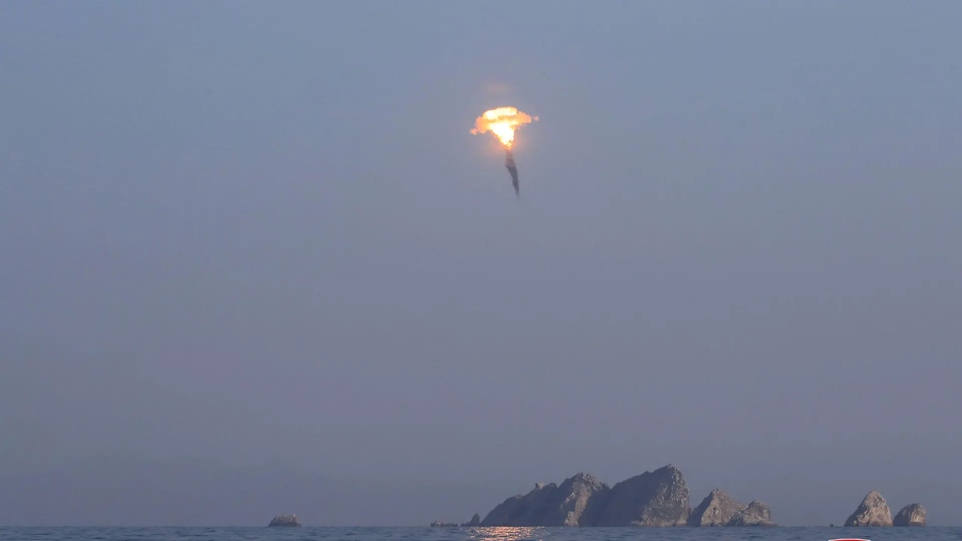 HANDOUT - 27.03.2023, Nordkorea, Pjöngjang: Diese von der staatlichen nordkoreanischen Nachrichtenagentur KCNA am 28.03.2023 zur Verfügung gestellte Aufnahme soll nach Angaben von KCNA den Test einer Ballistischen Rakete am 27.03.2023 zeigen. Die Rakete soll mit einem Sprengköpfen bestückt worden sein, der einen Nuklearsprengkopf simulieren sollte. Die Rakete sei den Angaben zufolge über einer kleinen Insel vor Kim Chaek-Stadt in der Provinz Nord-Hamgyong 500 Meter über dem Ziel gesprengt worden. Die Informationen und die Aufnahme wurden von der staatlichen nordkoreanischen Nachrichtenagentur KCNA zur Verfügung gestellt. Der Inhalt kann nicht unabhängig verifiziert werden. Foto: Uncredited/KCNA/KNS/dpa - ACHTUNG: Nur zur redaktionellen Verwendung und nur mit vollständiger Nennung des vorstehenden Credits +++ dpa-Bildfunk +++