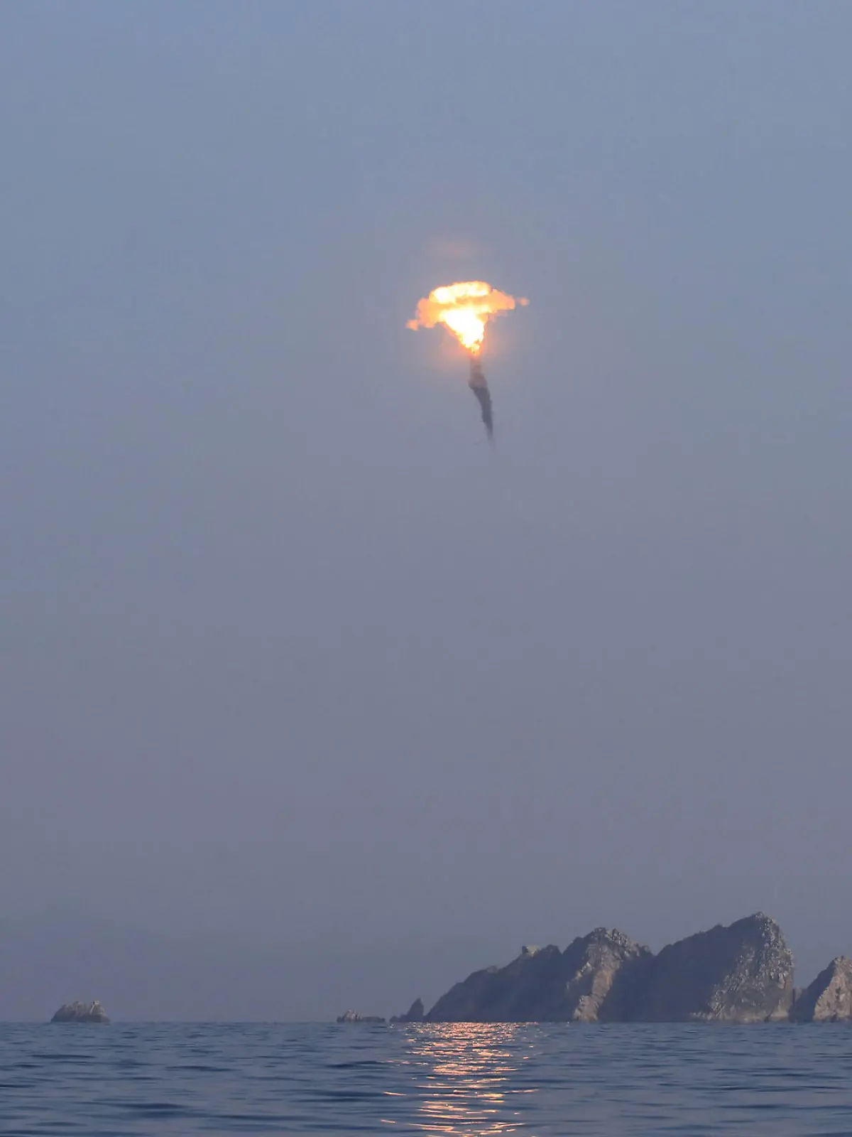 HANDOUT - 27.03.2023, Nordkorea, Pjöngjang: Diese von der staatlichen nordkoreanischen Nachrichtenagentur KCNA am 28.03.2023 zur Verfügung gestellte Aufnahme soll nach Angaben von KCNA den Test einer Ballistischen Rakete am 27.03.2023 zeigen. Die Rakete soll mit einem Sprengköpfen bestückt worden sein, der einen Nuklearsprengkopf simulieren sollte. Die Rakete sei den Angaben zufolge über einer kleinen Insel vor Kim Chaek-Stadt in der Provinz Nord-Hamgyong 500 Meter über dem Ziel gesprengt worden. Die Informationen und die Aufnahme wurden von der staatlichen nordkoreanischen Nachrichtenagentur KCNA zur Verfügung gestellt. Der Inhalt kann nicht unabhängig verifiziert werden. Foto: Uncredited/KCNA/KNS/dpa - ACHTUNG: Nur zur redaktionellen Verwendung und nur mit vollständiger Nennung des vorstehenden Credits +++ dpa-Bildfunk +++