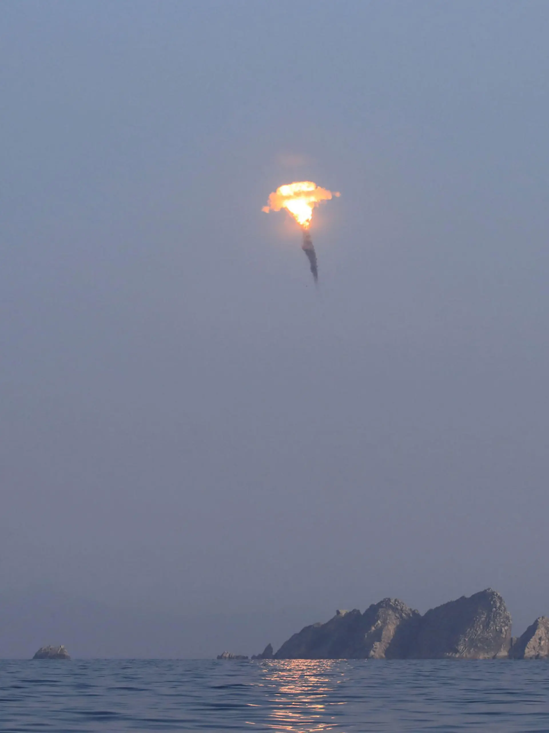 HANDOUT - 27.03.2023, Nordkorea, Pjöngjang: Diese von der staatlichen nordkoreanischen Nachrichtenagentur KCNA am 28.03.2023 zur Verfügung gestellte Aufnahme soll nach Angaben von KCNA den Test einer Ballistischen Rakete am 27.03.2023 zeigen. Die Rakete soll mit einem Sprengköpfen bestückt worden sein, der einen Nuklearsprengkopf simulieren sollte. Die Rakete sei den Angaben zufolge über einer kleinen Insel vor Kim Chaek-Stadt in der Provinz Nord-Hamgyong 500 Meter über dem Ziel gesprengt worden. Die Informationen und die Aufnahme wurden von der staatlichen nordkoreanischen Nachrichtenagentur KCNA zur Verfügung gestellt. Der Inhalt kann nicht unabhängig verifiziert werden. Foto: Uncredited/KCNA/KNS/dpa - ACHTUNG: Nur zur redaktionellen Verwendung und nur mit vollständiger Nennung des vorstehenden Credits +++ dpa-Bildfunk +++
