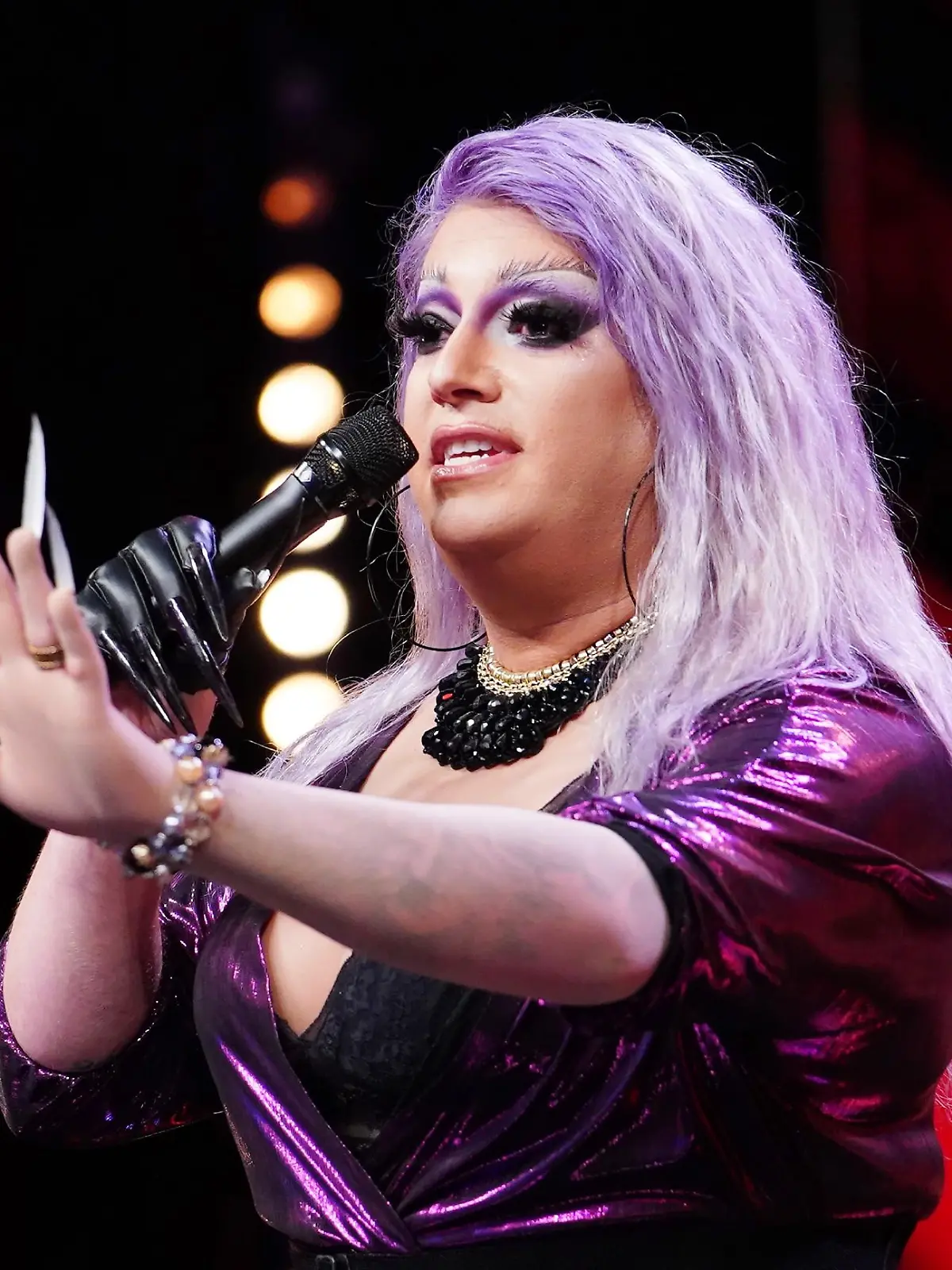 Dragqueen Pam Pengco aus Köln zeigt bei "Das Supertalent" ihr Talent als Stand-Up-Comedian.