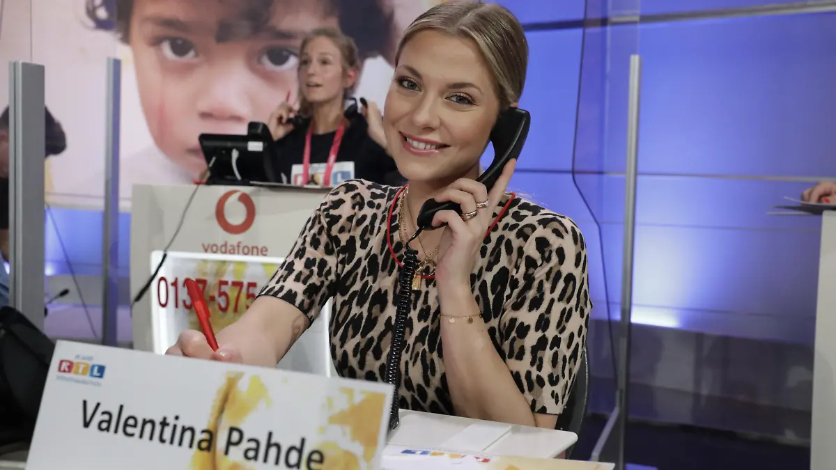 Schauspielerin Valentina Pahde im Callcenter beim RTL-Spendenmarathon.