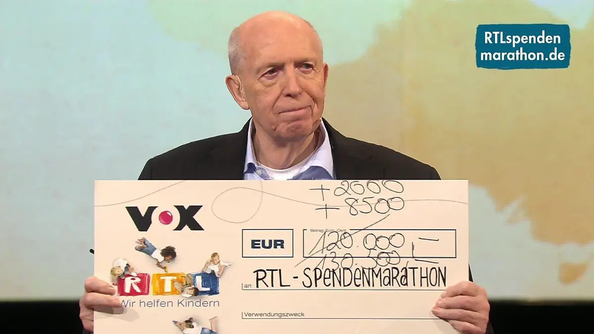 Reiner Calmund überreicht einen Spenden-Scheck über 130.500 Euro.