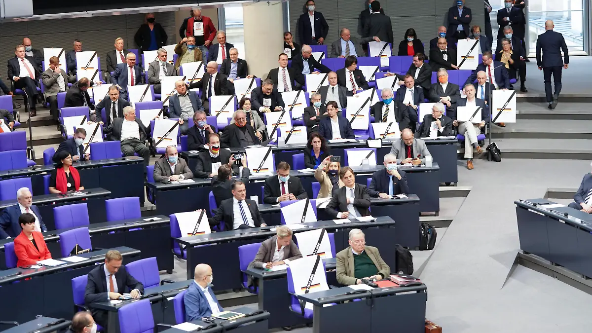  191. Sitzung des Deutschen Bundestages und Debatte Aktuell, 18.11.2020, Berlin, Die Fraktion der AfD mit einer Aktion im Bundestag bei der 191. Sitzung des Deutschen Bundestag in Berlin haelt die Fraktion Schilder und Plakate des Grundgesetz hoch. Berlin Berlin Deutschland *** 191 Session of the German Bundestag and debate Aktuell, 18 11 2020, Berlin, The AfD faction with an action in the Bundestag at the 191 session of the German Bundestag in Berlin holds up the faction signs and posters of the Basic Law Berlin Berlin Germany