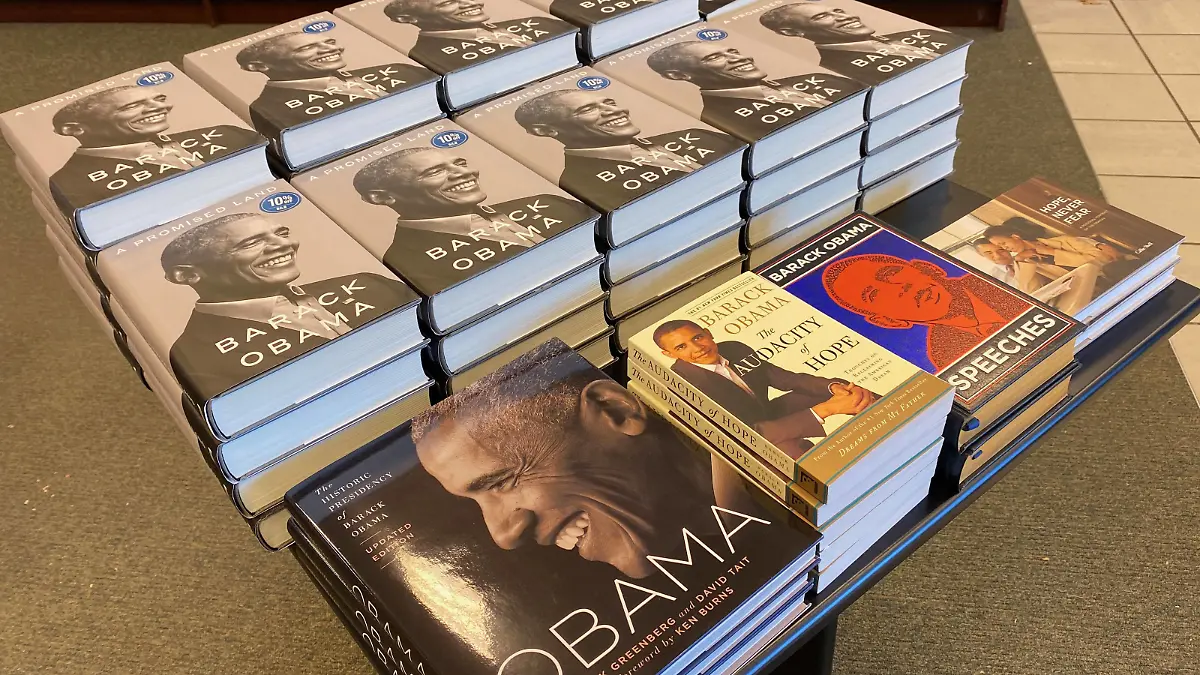  November 17, 2020, Mount Pleasant, Wisconsin, USA: Former President Barack Obama s new book, A Promised Land, went on sale with a 10% discount on the release date at the Barnes & Noble bookshop in the Village of Mount Pleasant, Wisconsin. Mount Pleasant USA - ZUMAh154 20201117_znp_h154_010 Copyright: xMarkxHertzbergx
