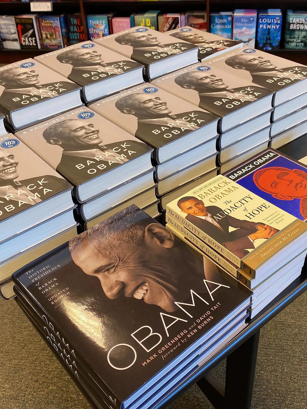  November 17, 2020, Mount Pleasant, Wisconsin, USA: Former President Barack Obama s new book, A Promised Land, went on sale with a 10% discount on the release date at the Barnes & Noble bookshop in the Village of Mount Pleasant, Wisconsin. Mount Pleasant USA - ZUMAh154 20201117_znp_h154_010 Copyright: xMarkxHertzbergx
