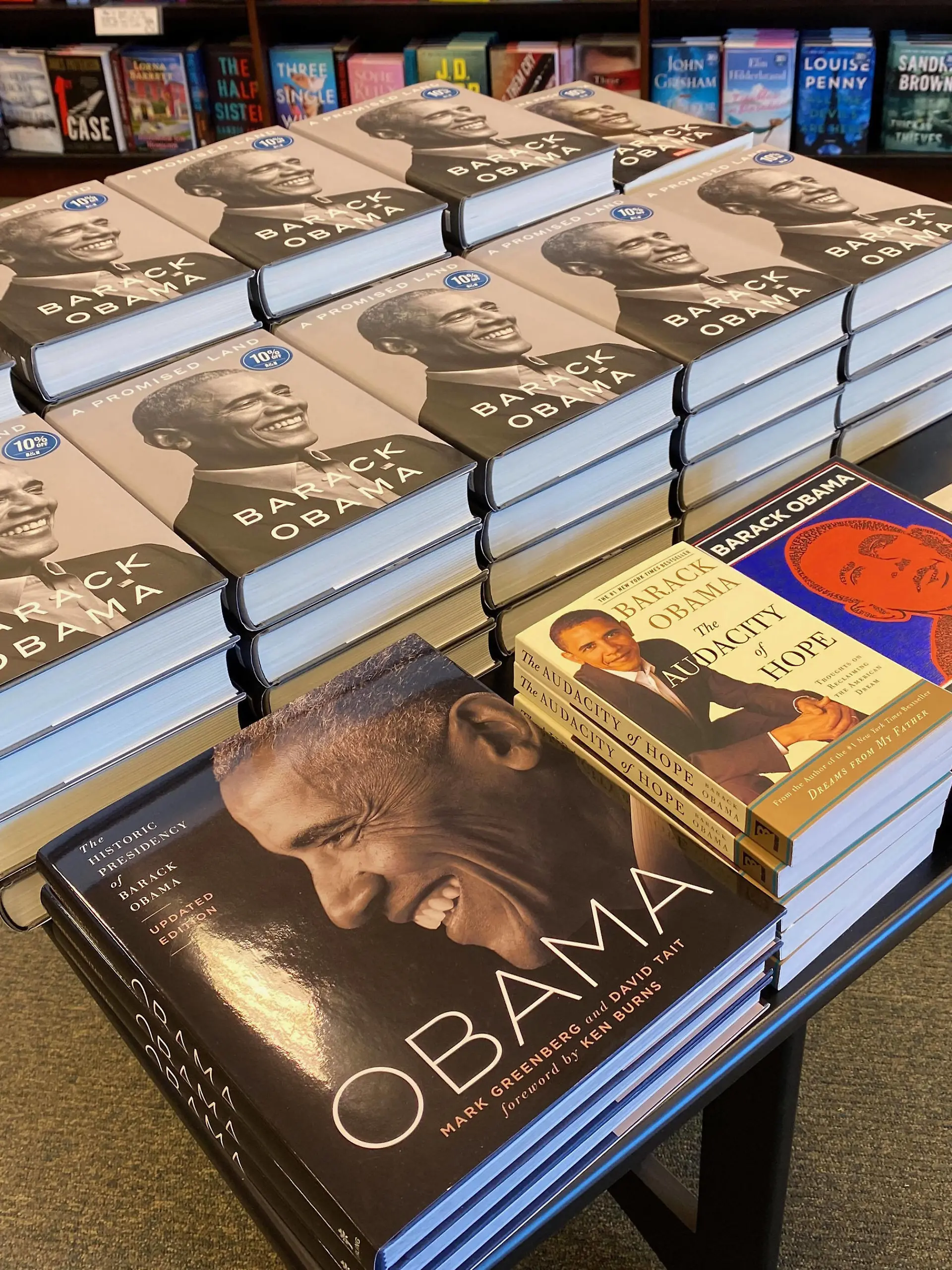  November 17, 2020, Mount Pleasant, Wisconsin, USA: Former President Barack Obama s new book, A Promised Land, went on sale with a 10% discount on the release date at the Barnes & Noble bookshop in the Village of Mount Pleasant, Wisconsin. Mount Pleasant USA - ZUMAh154 20201117_znp_h154_010 Copyright: xMarkxHertzbergx