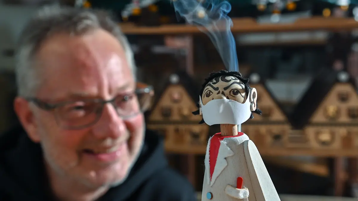 Christian Drosten als Räuchermännchen mit seinem Macher
