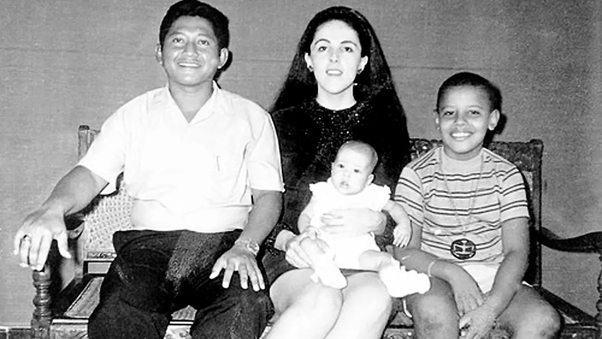 Democratic Presidential candidate Sen. Barack Obama (D-IL) is pictured with his mother Ann (C), his half-sister Maya Soetoro, and his stepfather Lolo Soetoro (L) in an undated childhood photo taken in Jakarta, Indonesia. Obama lived and attended local schools in Jakarta from ages 6 to 10. Foto: UPI Photo/Obama Press Office /Landov +++(c) dpa - Report+++