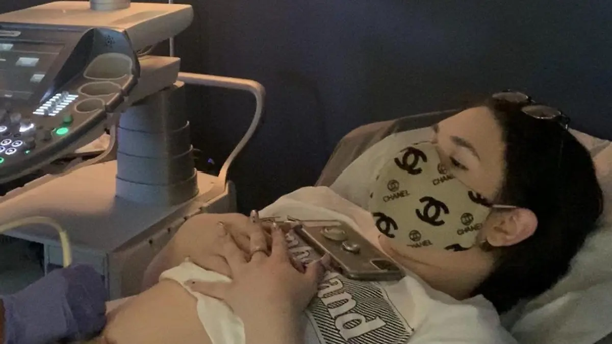 Ein Ultraschall enthüllte, dass Mikey eine funktionierende Gebärmutter hat. Jetzt zeigt der Ultraschall, das in ihr heranwachsende Baby.