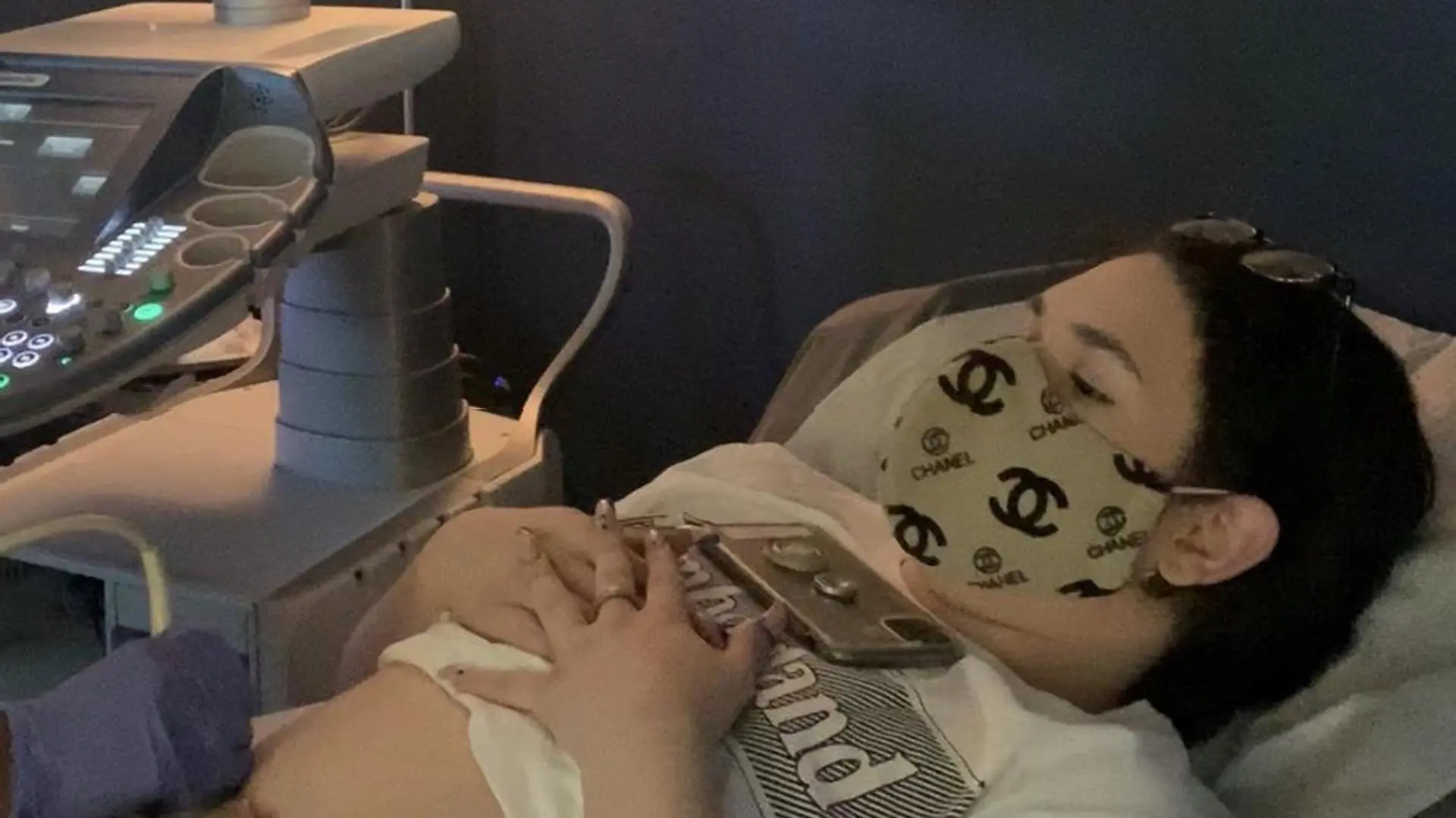Ein Ultraschall enthüllte, dass Mikey eine funktionierende Gebärmutter hat. Jetzt zeigt der Ultraschall, das in ihr heranwachsende Baby.
