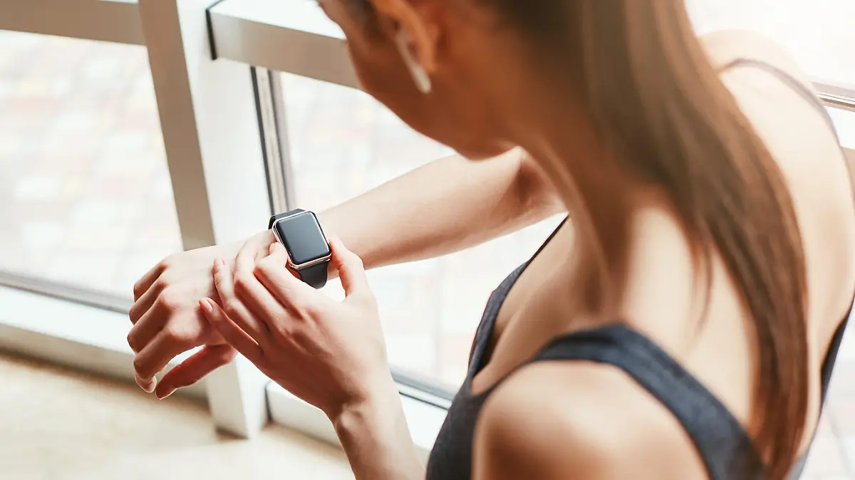 Wie gut sind die Fitnessfunktion, die Handhabung und die Kommunikationsfunktionen von aktuellen Smartwatches? All das testete Stiftung Warentest in der neuen Ausgabe.