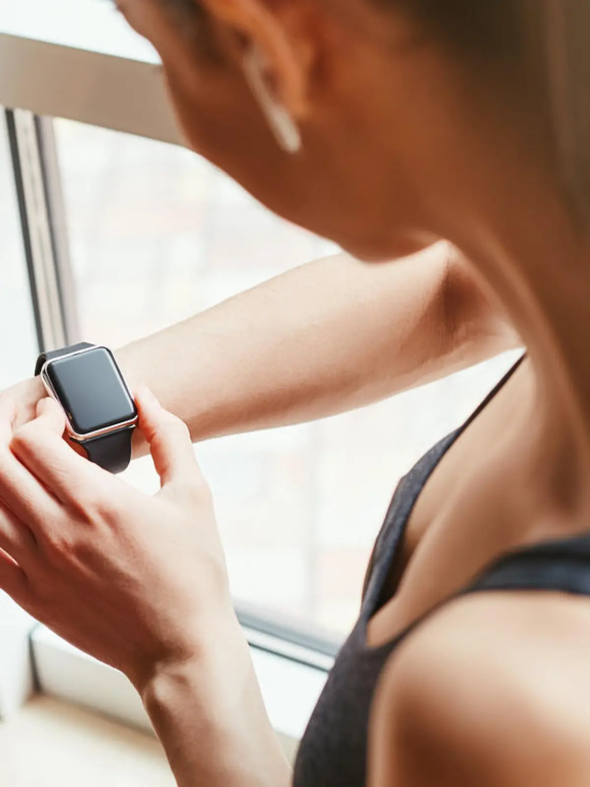 Wie gut sind die Fitnessfunktion, die Handhabung und die Kommunikationsfunktionen von aktuellen Smartwatches? All das testete Stiftung Warentest in der neuen Ausgabe.