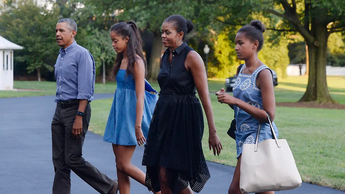 ARCHIV - 23.08.2015, USA, Washington: Barack Obama (l), ehemaliger US-Präsident, Ehefrau Michelle (2.v.r) und die Töchter, Sasha (2.v.l), und Malia (r), treffen im Weißen Haus ein, nachdem sie von ihrem Urlaub in Martha's Vineyard zurückgekehrt sind. (zu dpa «Michelle Obama über Corona-Zeit: «Kinder hatten uns irgendwann satt»» vom 24.09.2020) Foto: Olivier Douliery / Pool/ISP POOL/EPA/dpa +++ dpa-Bildfunk +++