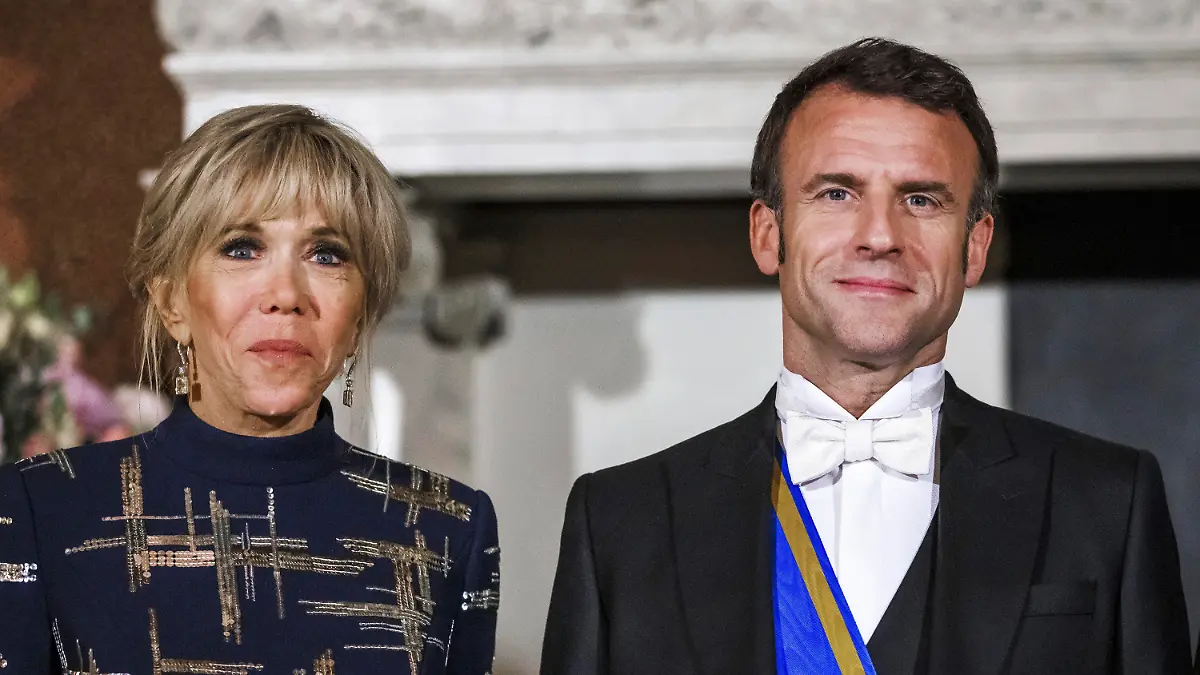 11.04.2023, Niederlande, Amsterdam: Emmanuel Macron, Präsident von Frankreich, und seine Frau Brigitte Macron stehen im Königlichen Palast mit dem niederländischen Königspaar (nicht im Bild) zusammen. Frankreichs Präsident Macron ist zu einem zweitägigen Staatsbesuch in den Niederlanden eingetroffen. Foto: Remko de Waal/ANP Pool/AP/dpa +++ dpa-Bildfunk +++