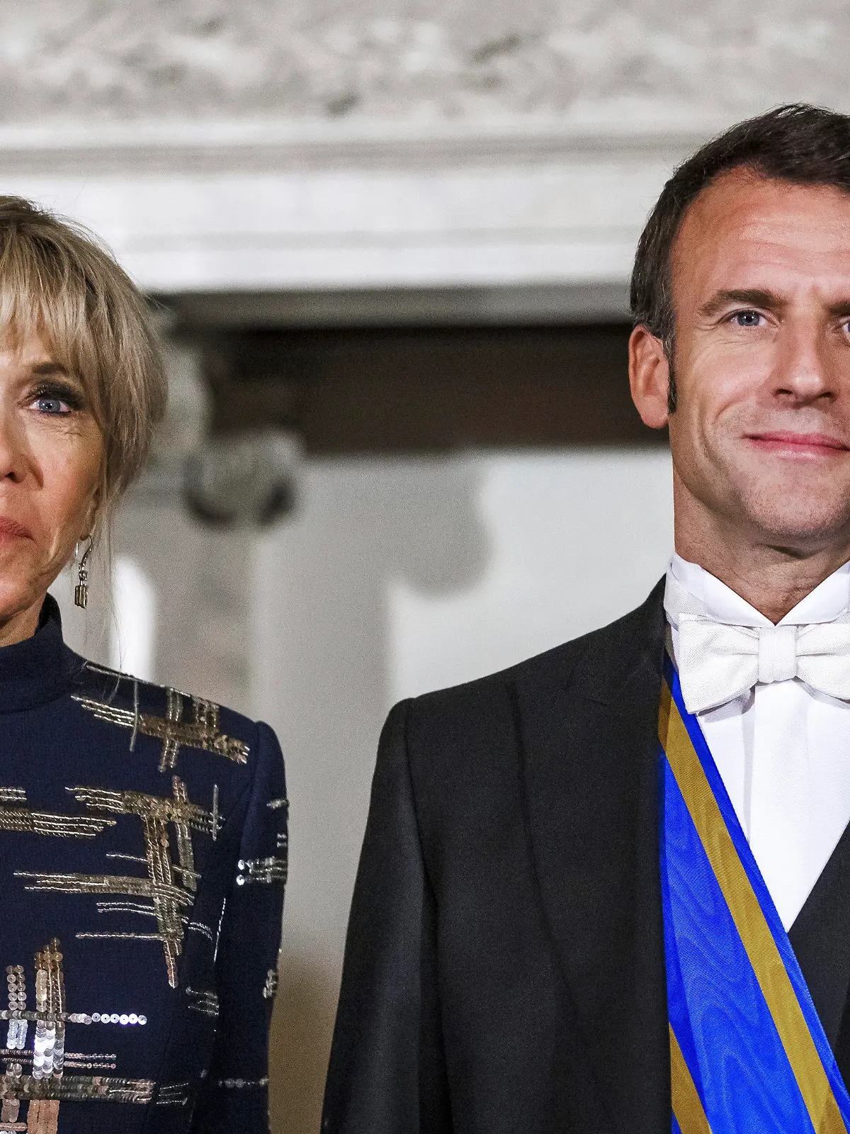 11.04.2023, Niederlande, Amsterdam: Emmanuel Macron, Präsident von Frankreich, und seine Frau Brigitte Macron stehen im Königlichen Palast mit dem niederländischen Königspaar (nicht im Bild) zusammen. Frankreichs Präsident Macron ist zu einem zweitägigen Staatsbesuch in den Niederlanden eingetroffen. Foto: Remko de Waal/ANP Pool/AP/dpa +++ dpa-Bildfunk +++