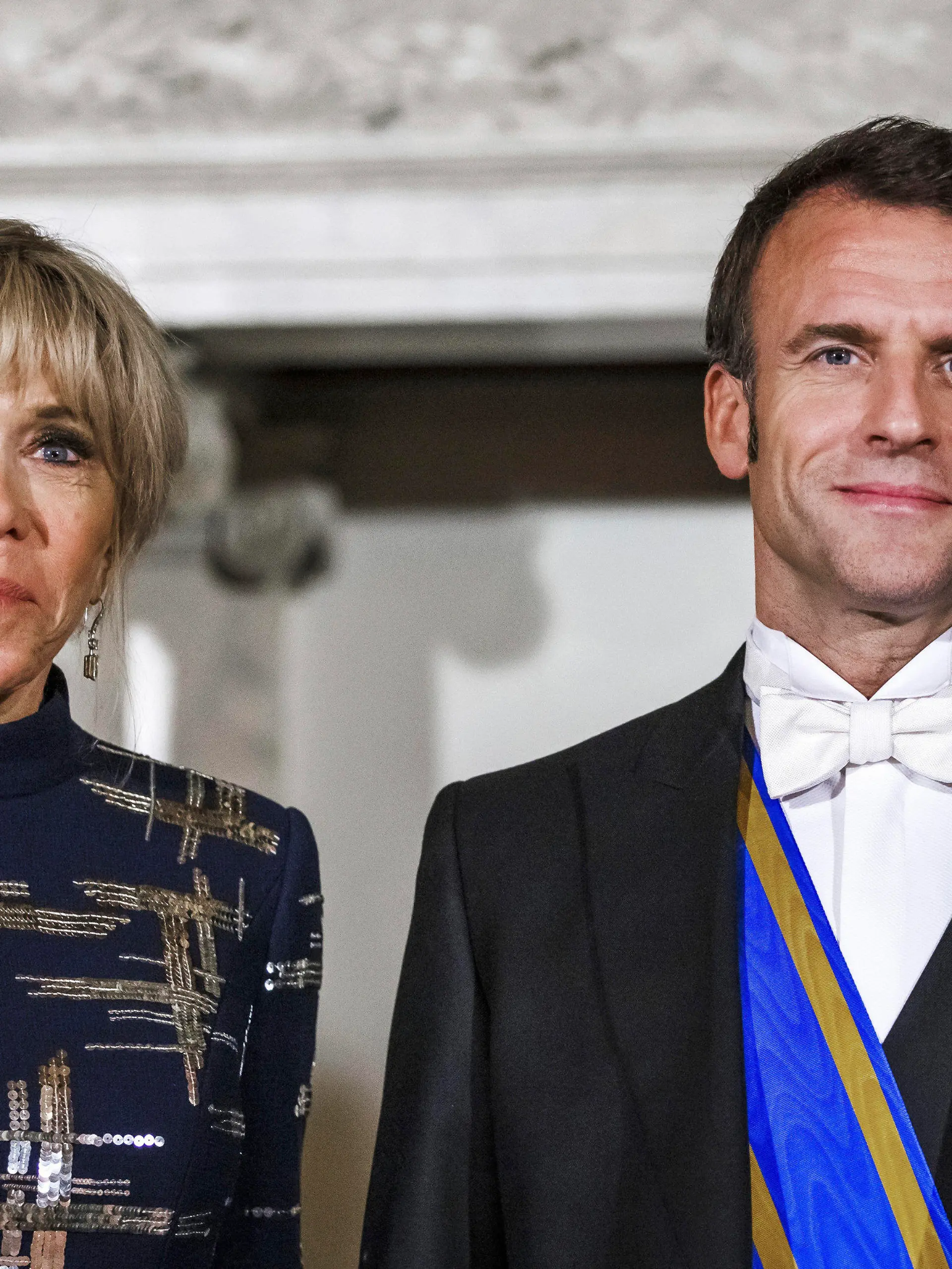 11.04.2023, Niederlande, Amsterdam: Emmanuel Macron, Präsident von Frankreich, und seine Frau Brigitte Macron stehen im Königlichen Palast mit dem niederländischen Königspaar (nicht im Bild) zusammen. Frankreichs Präsident Macron ist zu einem zweitägigen Staatsbesuch in den Niederlanden eingetroffen. Foto: Remko de Waal/ANP Pool/AP/dpa +++ dpa-Bildfunk +++