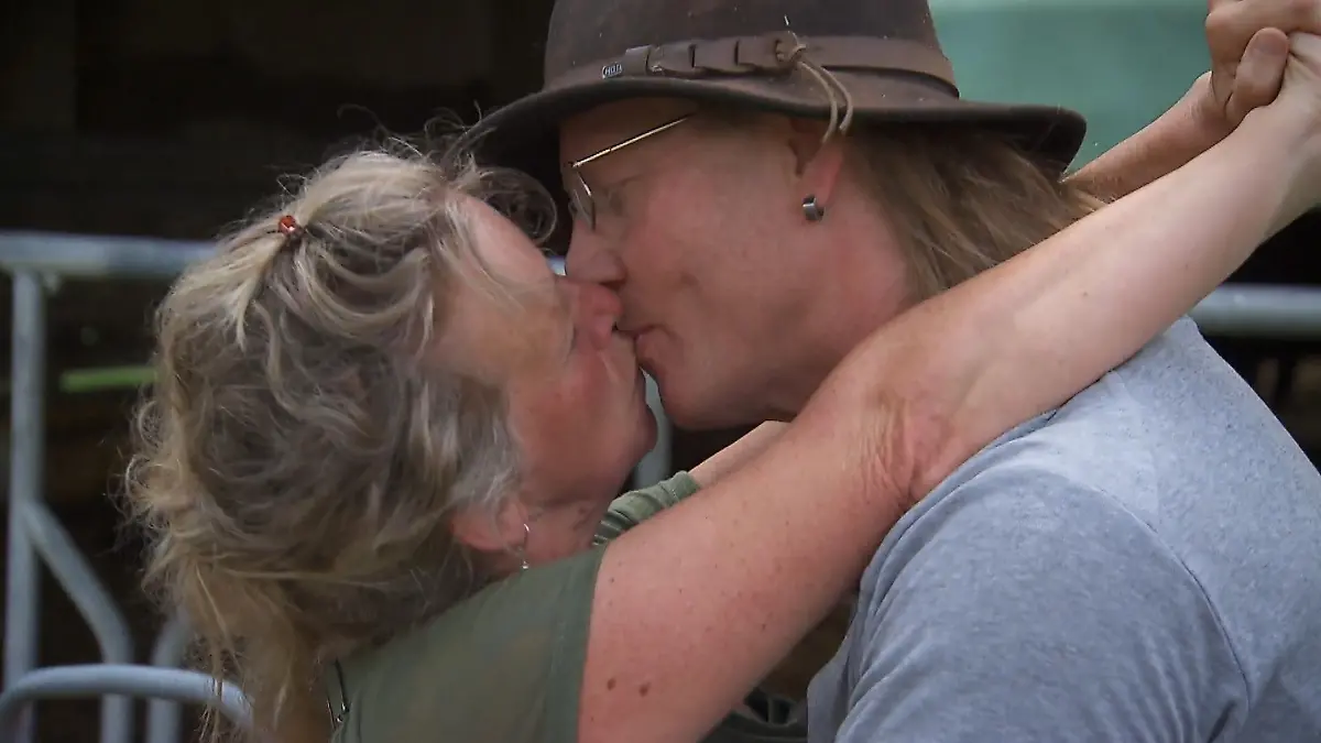 Bauer Lutz küsst seine Steffi zum ersten Mal Romantik bei "Bauer sucht Frau"