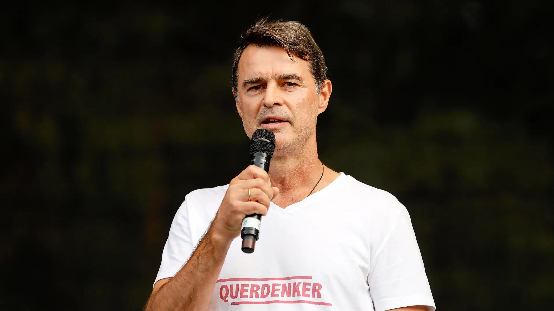 Fußballspieler Thomas Berthold - Demonstranten verschiedener Gruppierungen wie etwa der Initiative Querdenken 711 protestierten mit einer Großdemonstration in Berlin gegen die bestehenden Maßnahmen zur Eindämmung der Corona-Pandemie. Wegen Nichteinhaltung der polizeilichen Auflagen wurde die Demonstration durch die Polizei beendet. Es gab Rangeleien und Festnahmen. Berlin, 29.08.2020 *** Soccer player Thomas Berthold Demonstrators from various groups, such as the Querdenken 711 initiative, protested against the existing measures to contain the Corona Pandemic with a large demonstration in Berlin The demonstration was stopped by the police due to non-compliance with police regulations There were fights and arrests Berlin, 29 08 2020 Foto:xC.xHardtx/xFuturexImage 