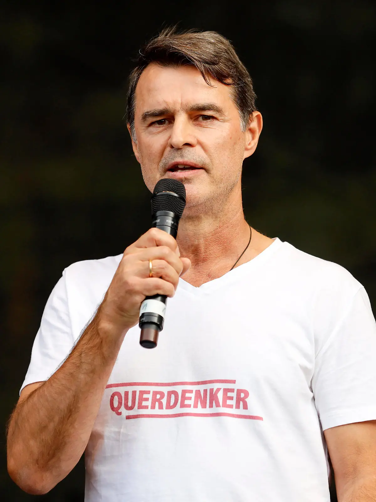 Fußballspieler Thomas Berthold - Demonstranten verschiedener Gruppierungen wie etwa der Initiative Querdenken 711 protestierten mit einer Großdemonstration in Berlin gegen die bestehenden Maßnahmen zur Eindämmung der Corona-Pandemie. Wegen Nichteinhaltung der polizeilichen Auflagen wurde die Demonstration durch die Polizei beendet. Es gab Rangeleien und Festnahmen. Berlin, 29.08.2020 *** Soccer player Thomas Berthold Demonstrators from various groups, such as the Querdenken 711 initiative, protested against the existing measures to contain the Corona Pandemic with a large demonstration in Berlin The demonstration was stopped by the police due to non-compliance with police regulations There were fights and arrests Berlin, 29 08 2020 Foto:xC.xHardtx/xFuturexImage 