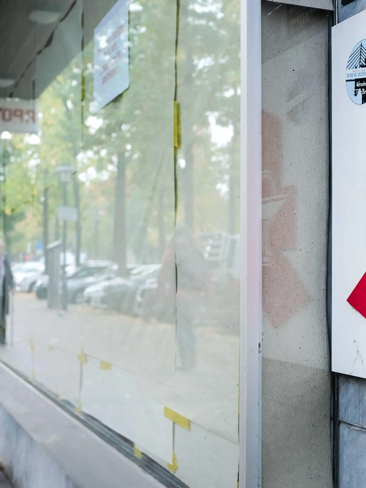 ARCHIV - 23.10.2019, Nordrhein-Westfalen, Wesel: Eine Frau geht an einer geschlossenen Apotheke vorbei. Die Schaufenster der ehemaligen Apotheke sind verhängt. Die Zahl der Apotheken in Westfalen-Lippe ist auch 2019 deutlich gesunken. Im vergangenen Jahr hätten 65 Schließungen nur elf Neueröffnungen gegenübergestanden, teilte die Apothekerkammer Westfalen-Lippe am Mittwoch in Münster mit. Foto: Martin Gerten/dpa +++ dpa-Bildfunk +++