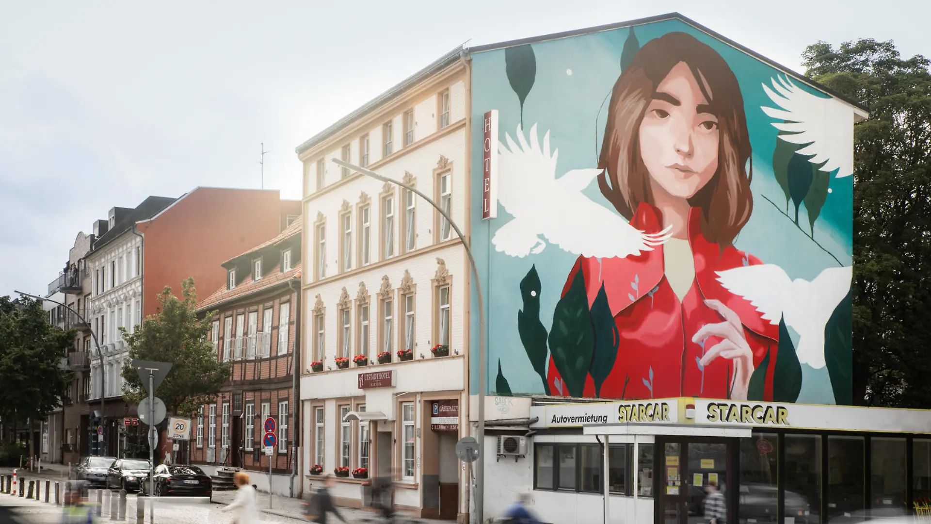Dreizehn meterhohe Kunstwerke kann man bei der Ausstellung "Walls Can Dance" im Hamburger Süden bewundern.