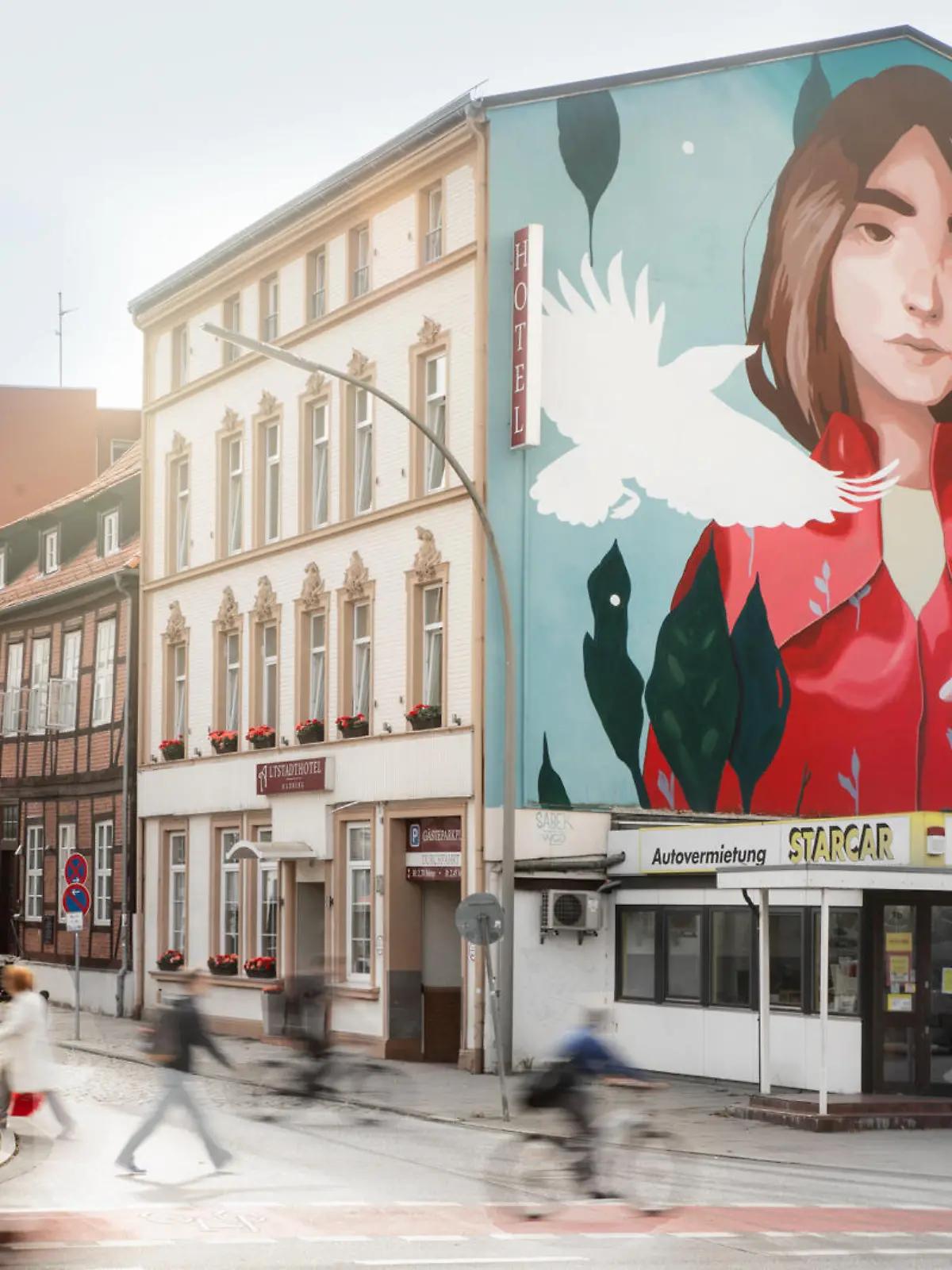 Dreizehn meterhohe Kunstwerke kann man bei der Ausstellung "Walls Can Dance" im Hamburger Süden bewundern.