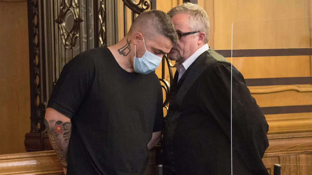 26.08.2020, Berlin: Anis Mohamed Youssef Ferchichi (l), bekannt als Rapper Bushido, steht beim Prozess gegen den Chef einer bekannten arabischstämmigen Großfamilie neben seinem Anwalt. Dem ehemaligen Geschäftspartner von Rapper Bushido werden mehrere Straftaten zum Nachteil von Bushido zur Last gelegt. Mitangeklagt sind drei Brüder von Arafat A.-Ch. Bushido ist in dem Verfahren am Landgericht in Berlin Nebenkläger. Foto: ---/dpa Pool/dpa +++ dpa-Bildfunk +++