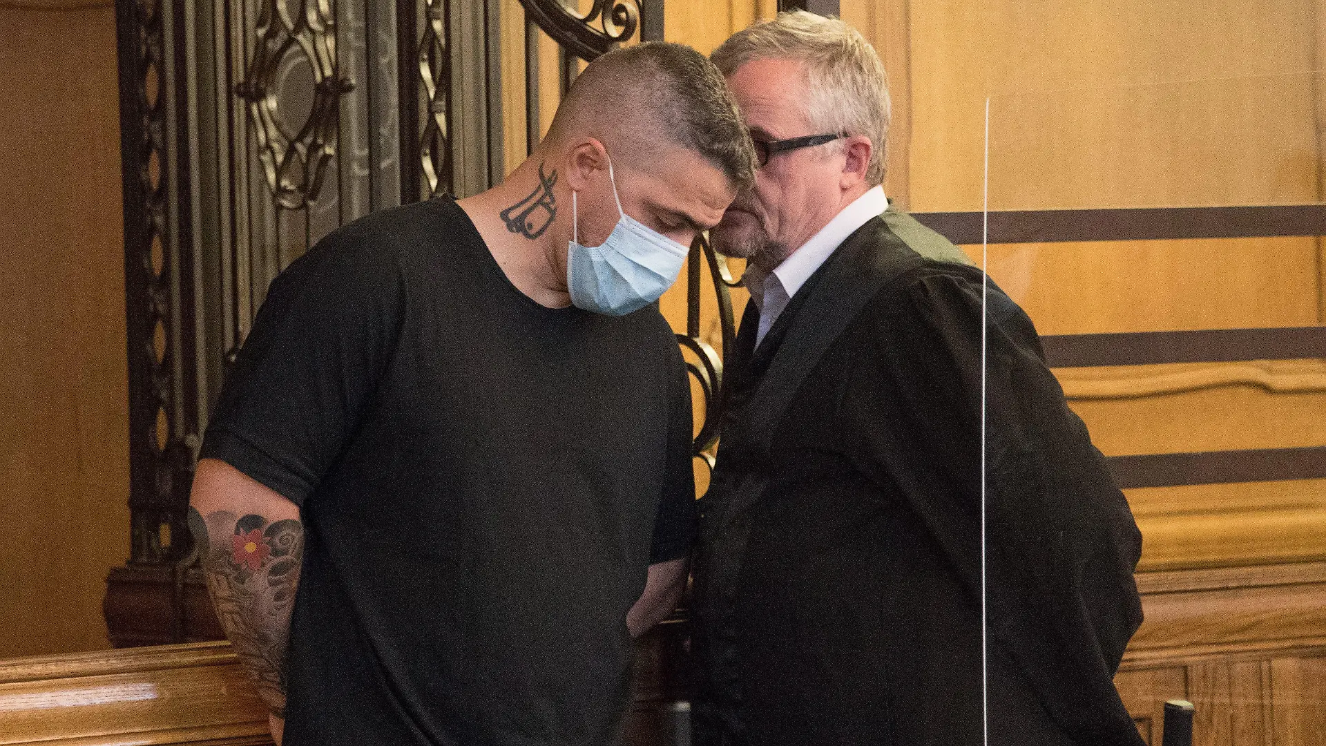 26.08.2020, Berlin: Anis Mohamed Youssef Ferchichi (l), bekannt als Rapper Bushido, steht beim Prozess gegen den Chef einer bekannten arabischstämmigen Großfamilie neben seinem Anwalt. Dem ehemaligen Geschäftspartner von Rapper Bushido werden mehrere Straftaten zum Nachteil von Bushido zur Last gelegt. Mitangeklagt sind drei Brüder von Arafat A.-Ch. Bushido ist in dem Verfahren am Landgericht in Berlin Nebenkläger. Foto: ---/dpa Pool/dpa +++ dpa-Bildfunk +++