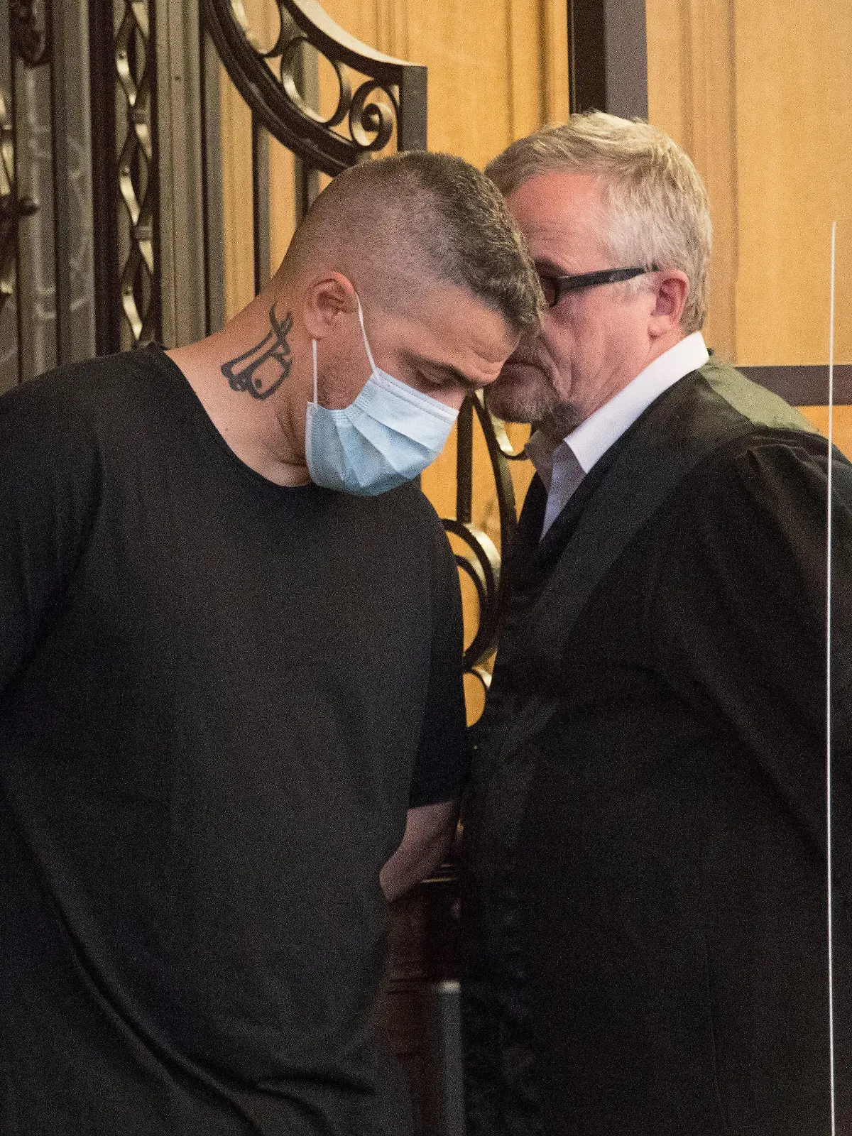 26.08.2020, Berlin: Anis Mohamed Youssef Ferchichi (l), bekannt als Rapper Bushido, steht beim Prozess gegen den Chef einer bekannten arabischstämmigen Großfamilie neben seinem Anwalt. Dem ehemaligen Geschäftspartner von Rapper Bushido werden mehrere Straftaten zum Nachteil von Bushido zur Last gelegt. Mitangeklagt sind drei Brüder von Arafat A.-Ch. Bushido ist in dem Verfahren am Landgericht in Berlin Nebenkläger. Foto: ---/dpa Pool/dpa +++ dpa-Bildfunk +++