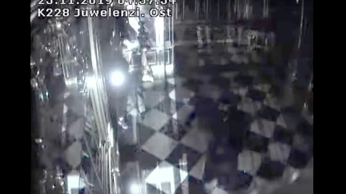 HANDOUT - 25.11.2019, Dresden: Screenshot aus einem von der Polizei Sachsen veröffentlichten Überwachungsvideo zeigt zwei Personen (l. und r.u.) beim Einbruch ins Grüne Gewölbe. Noch unbekannte Täter waren am Morgen in das streng gesicherte Museum eingedrungen und hatten Schmuckstücke mit Diamanten und Brillanten des 18. Jahrhunderts gestohlen. (bestmögliche Qualität) Foto: -/Polizei Sachsen/dpa - ACHTUNG: Nur zur redaktionellen Verwendung im Zusammenhang mit der aktuellen Berichterstattung und nur mit vollständiger Nennung des vorstehenden Credits +++ dpa-Bildfunk +++