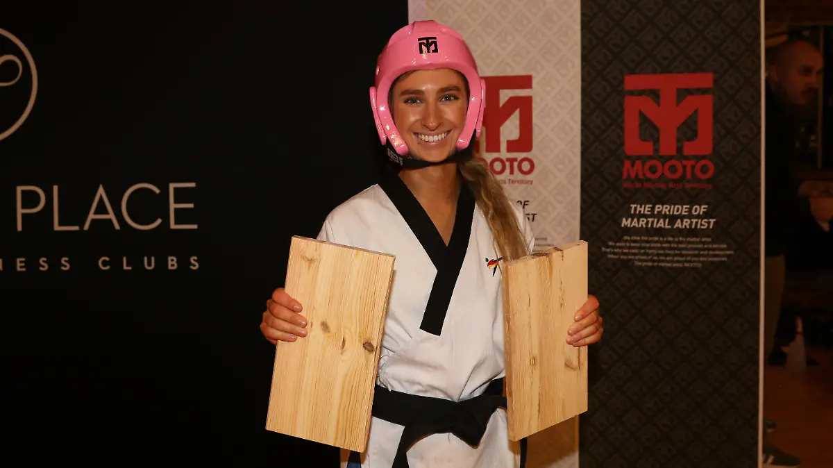 Palina Glebova, zertritt Bretter mit einem Karate-Kick