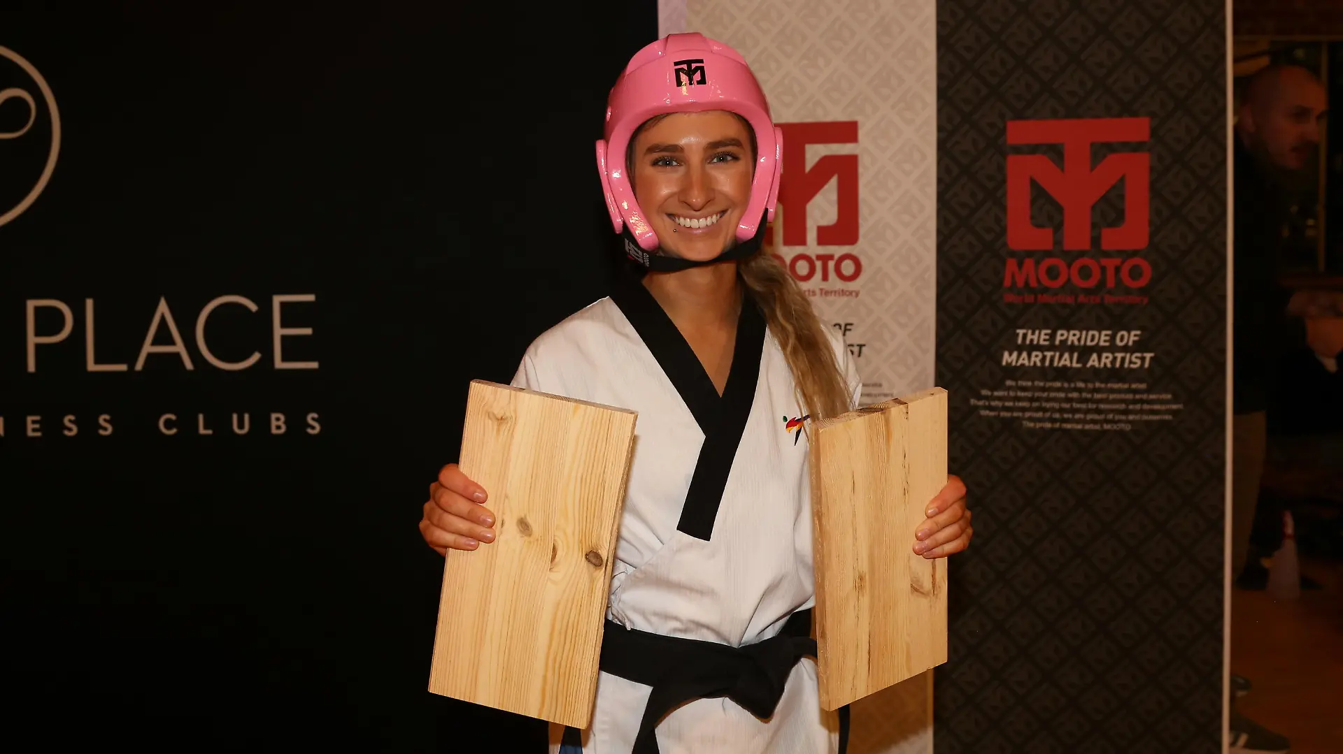 Palina Glebova, zertritt Bretter mit einem Karate-Kick