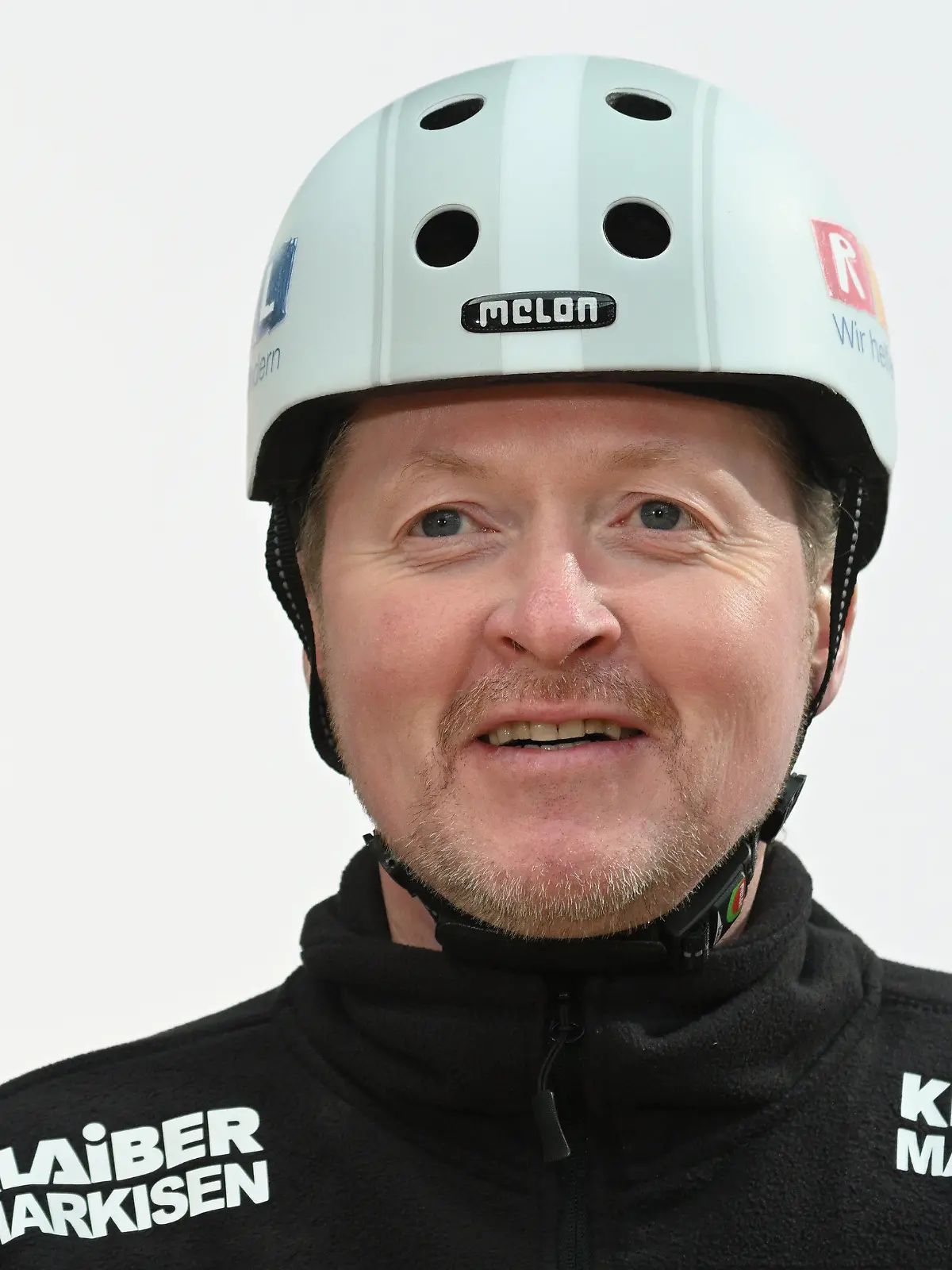 ARCHIV - 20.11.2019, Nordrhein-Westfalen, Köln: Der Musiker Joey Kelly steht bei einem Fototermin zur «24h Roller Biathlon Challenge» im Rahmen des RTL-Spendenmarathons vor einer Fotowand. Für den RTL-Spendenmarathon 2020 will Extremsportler Joey Kelly einen Weltrekord aufstellen und 24 Stunden auf einem Crosstrainer stehen.(zu dpa «25. RTL-Spendenmarathon: Auch Corona kann Joey Kelly nicht bremsen») Foto: Henning Kaiser/dpa +++ dpa-Bildfunk +++