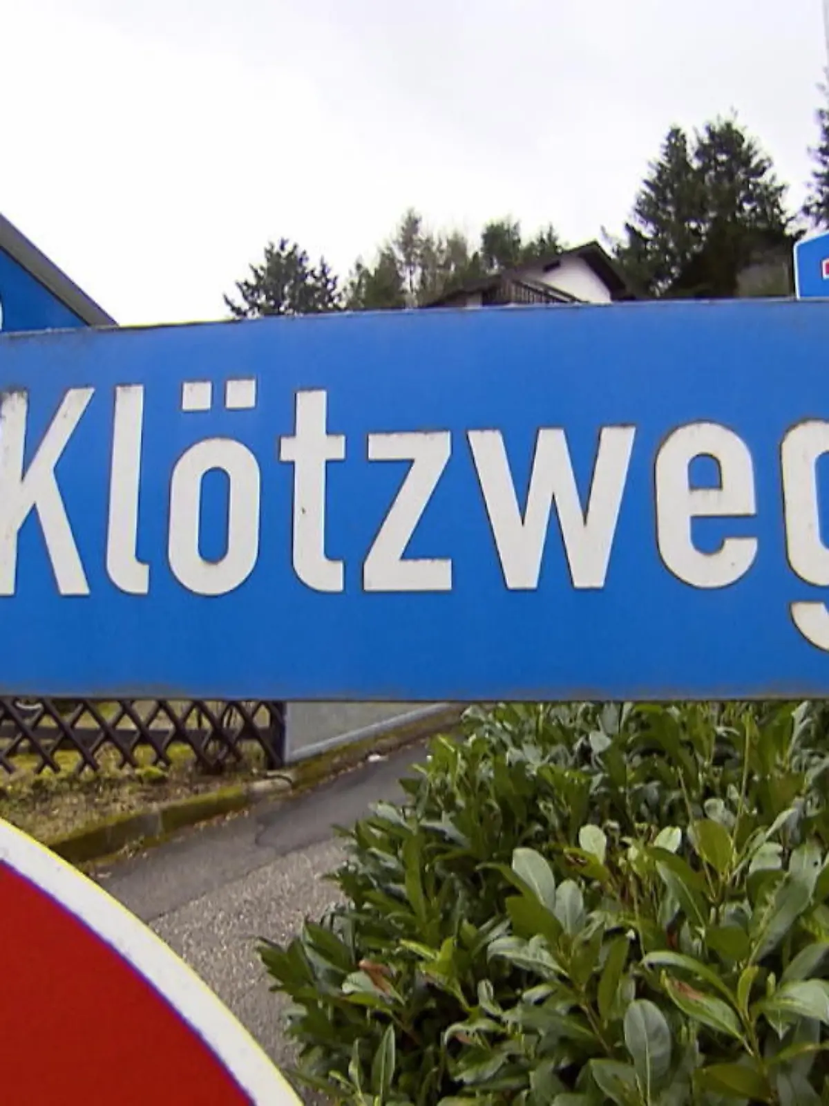 Eigentlich ist im kleinen Kur-Örtchen Bad Herrenalb in Baden-Württemberg alles ganz idyllisch – aber jetzt gibt es Riesen-Ärger! Alle Anwohner am Klötzweg sollen insgesamt über 200.000 Euro für ihre „neue“ Straße zahlen. Problem daran: Die Straße gibt es schon seit 50 Jahren und neu ist an ihr so gar nichts. Wir haben den Bürgermeister von Bad Herrenalb konfrontiert – was er dazu sagt, und ob es für die Anwohner noch Hoffnung auf eine Einigung gibt, sehen Sie im Video.