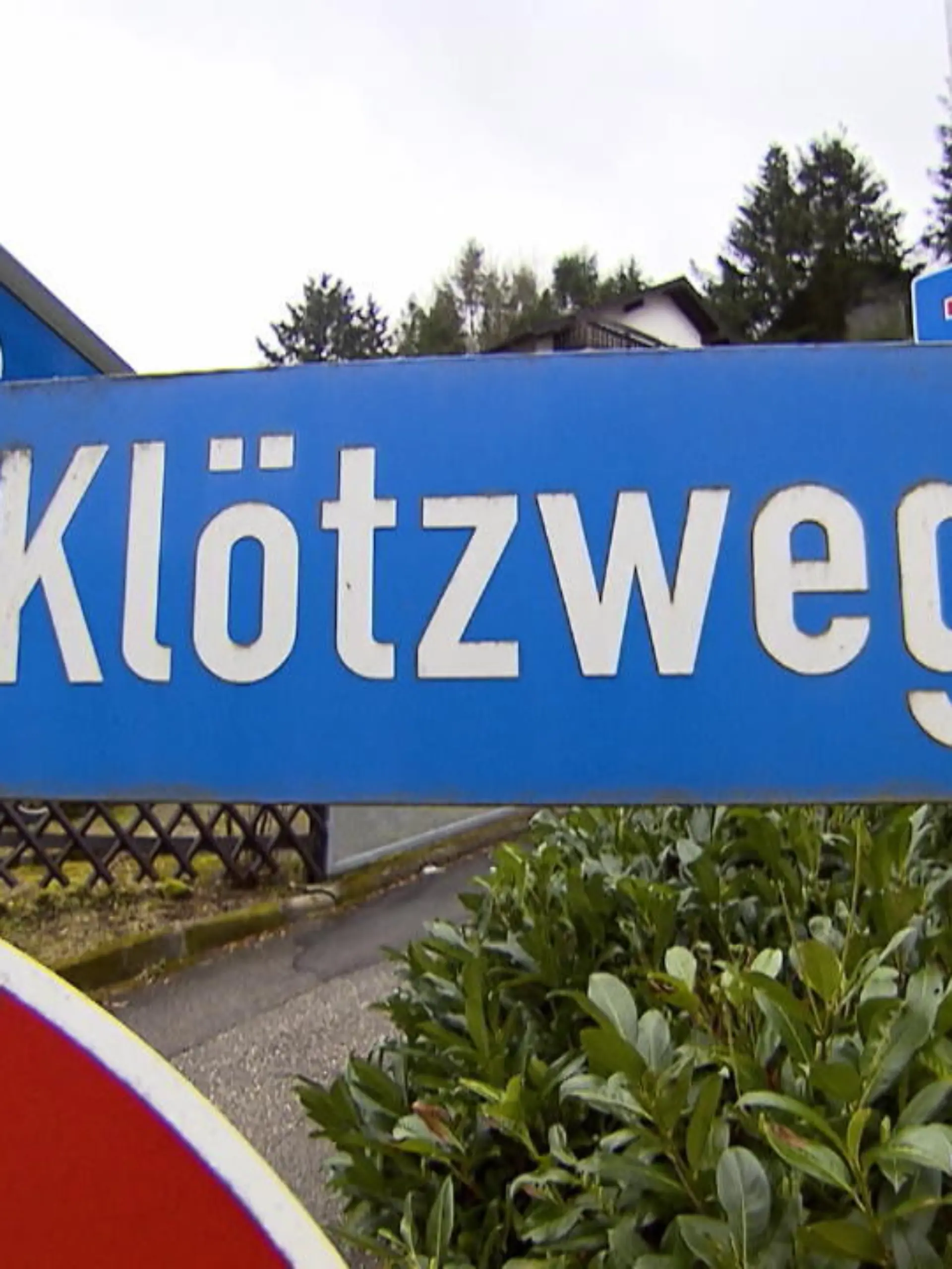 Eigentlich ist im kleinen Kur-Örtchen Bad Herrenalb in Baden-Württemberg alles ganz idyllisch – aber jetzt gibt es Riesen-Ärger! Alle Anwohner am Klötzweg sollen insgesamt über 200.000 Euro für ihre „neue“ Straße zahlen. Problem daran: Die Straße gibt es schon seit 50 Jahren und neu ist an ihr so gar nichts. Wir haben den Bürgermeister von Bad Herrenalb konfrontiert – was er dazu sagt, und ob es für die Anwohner noch Hoffnung auf eine Einigung gibt, sehen Sie im Video.