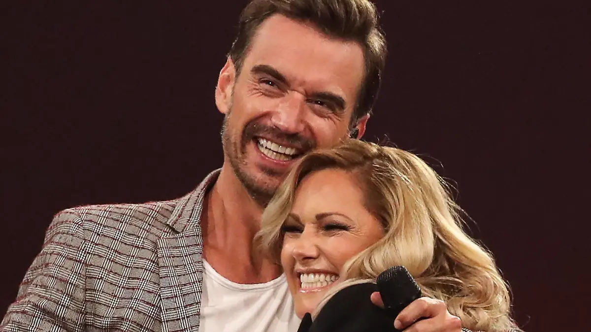 Saengerin Helene Fischer GER ueberrascht Moderator Florian Silbereisen in der Show - ARD Liveshow Schlagerbooom 2019 aus der Westfalenhalle in Dortmund - Fotografiert am 02.11.2019 *** Singer Helene Fischer GER surprises presenter Florian Silbereisen in the show ARD Liveshow Schlagerbooom 2019 from the Westfalenhalle in Dortmund Photographed on 02 11 2019 Pressebuero Schroedter