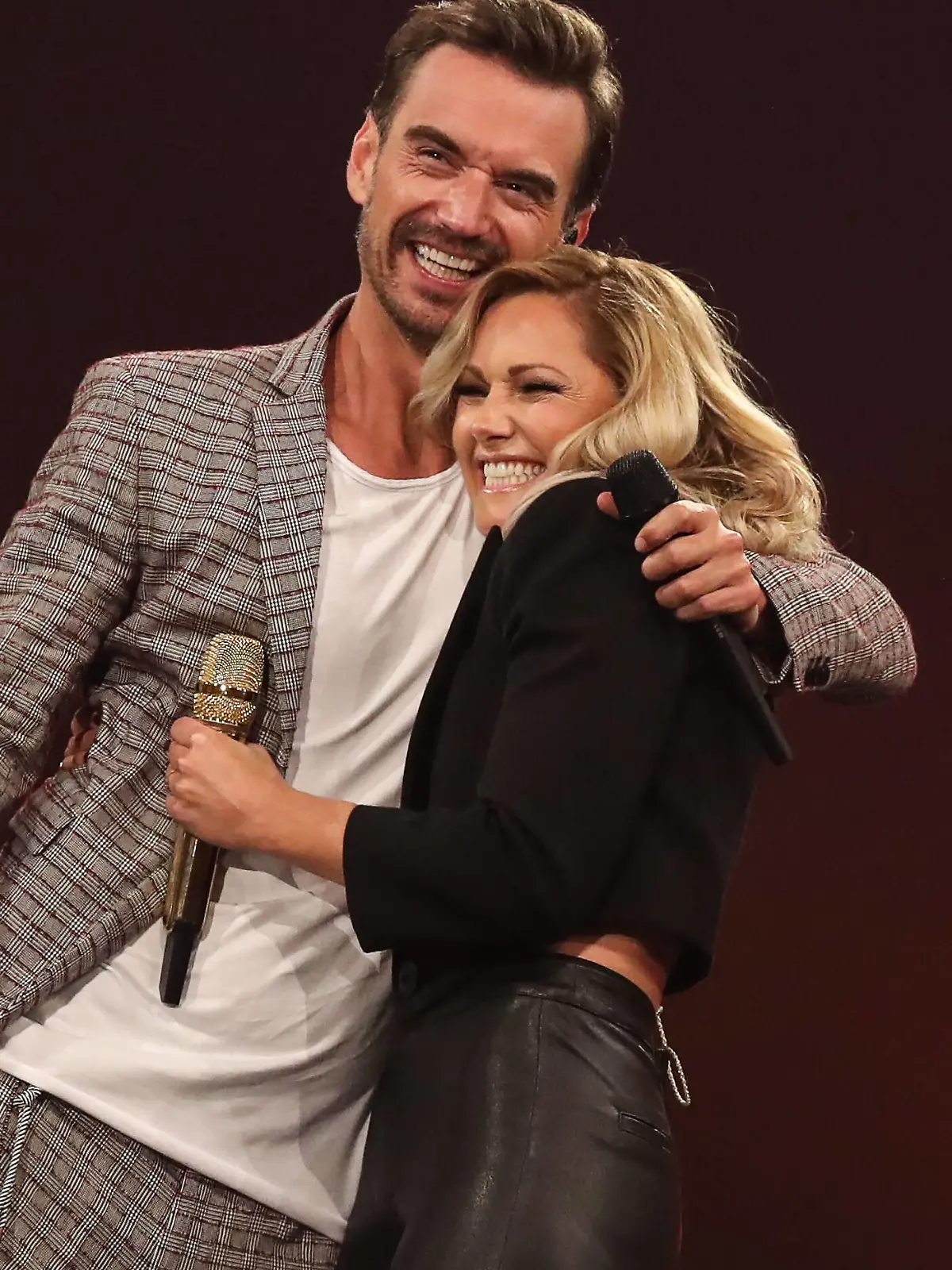 Saengerin Helene Fischer GER ueberrascht Moderator Florian Silbereisen in der Show - ARD Liveshow Schlagerbooom 2019 aus der Westfalenhalle in Dortmund - Fotografiert am 02.11.2019 *** Singer Helene Fischer GER surprises presenter Florian Silbereisen in the show ARD Liveshow Schlagerbooom 2019 from the Westfalenhalle in Dortmund Photographed on 02 11 2019 Pressebuero Schroedter