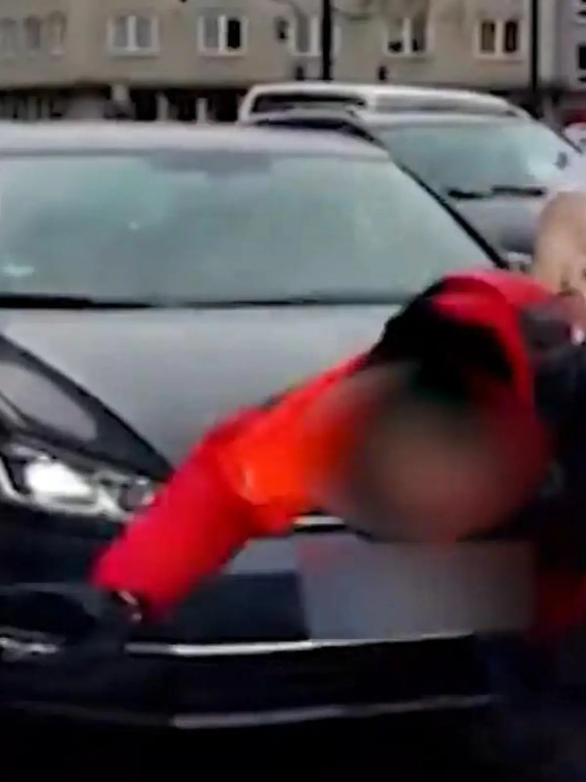 Heftige Attacke bei Klima-Protesten!
Bei einer Straßen Blockade der Letzten Generation in Düsseldorf wird ein Autofahrer handgreiflich . Als sich einer der Aktivisten eine Warnweste anzieht, wird er von einem VW-Fahrer von hinten überrascht. Mit voller Kraft schubst er ihn zu Boden.
Das Video twitterte die Pressesprecherin der letzten Generation, Carla Hinrichs und sorgte damit für große Aufregung. Trotz Attacke kann der Aktivist wieder von selbst aufstehen. Ob er weitere Verletzungen hat, ist unklar.