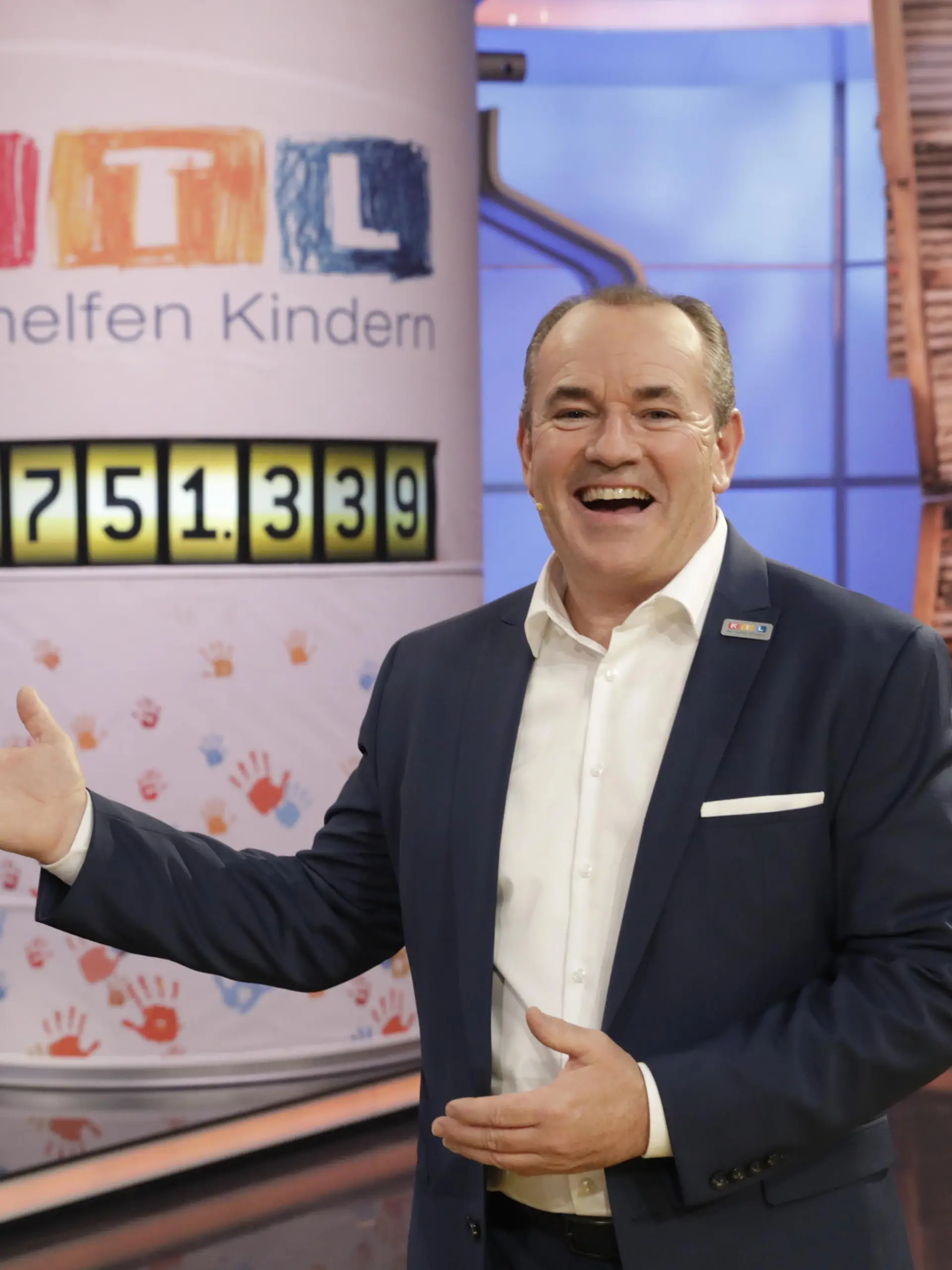Wolfram Kons vor der finalen Spendenuhr beim 25. RTL-Spendenmarathon