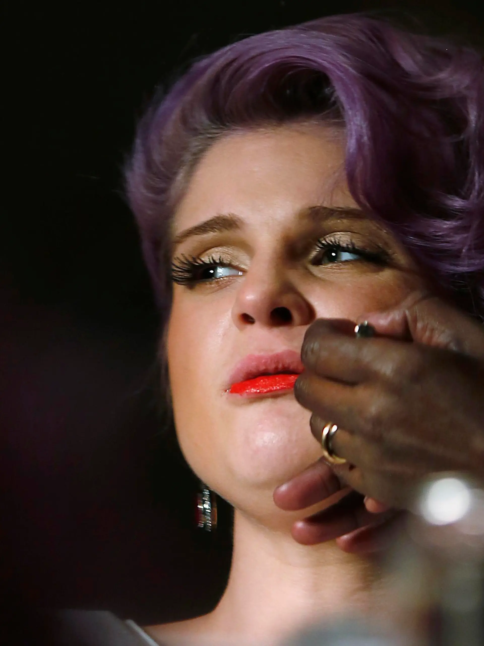 TV personality Kelly Osbourne has makeup applied before the The Heart Truth's Red Dress Collection fashion show in New York, February 6, 2013.  REUTERS/Carlo Allegri  (UNITED STATES - Tags: ENTERTAINMENT PROFILE)
