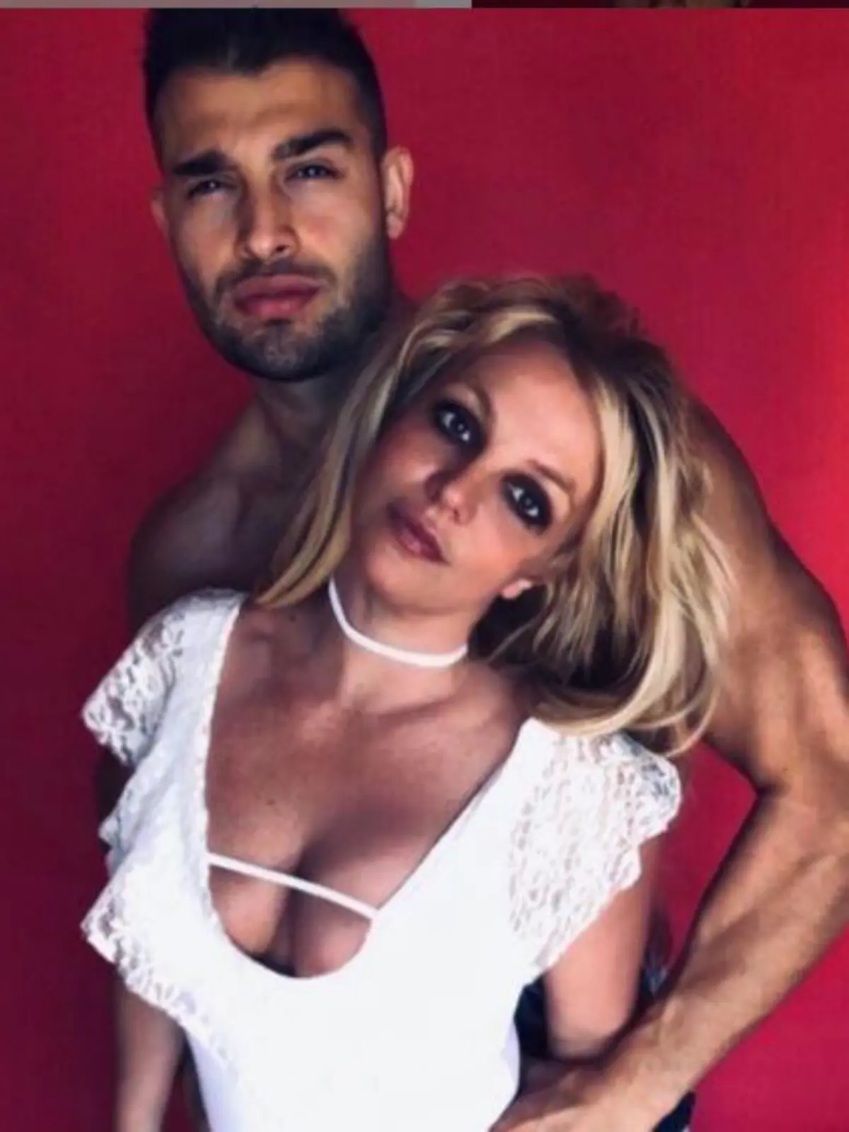 Endlich Urlaub: Britney Spears und Boyfriend Sam Asghari lassen sich von nun an die hawaiianische Sonne auf die durchtrainierten Körper strahlen (Bildquelle: Instagram.com/britneyspears).