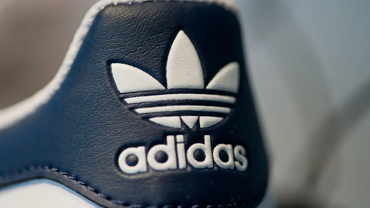 ARCHIV - 03.03.2016, Bayern, Herzogenaurach: Das Logo des Sportartikelherstellers Adidas auf einem Schuh. (zu dpa: "Adidas löst KfW-Kredit ab und sichert sich frisches Geld") Foto: picture alliance / Daniel Karmann/dpa +++ dpa-Bildfunk +++