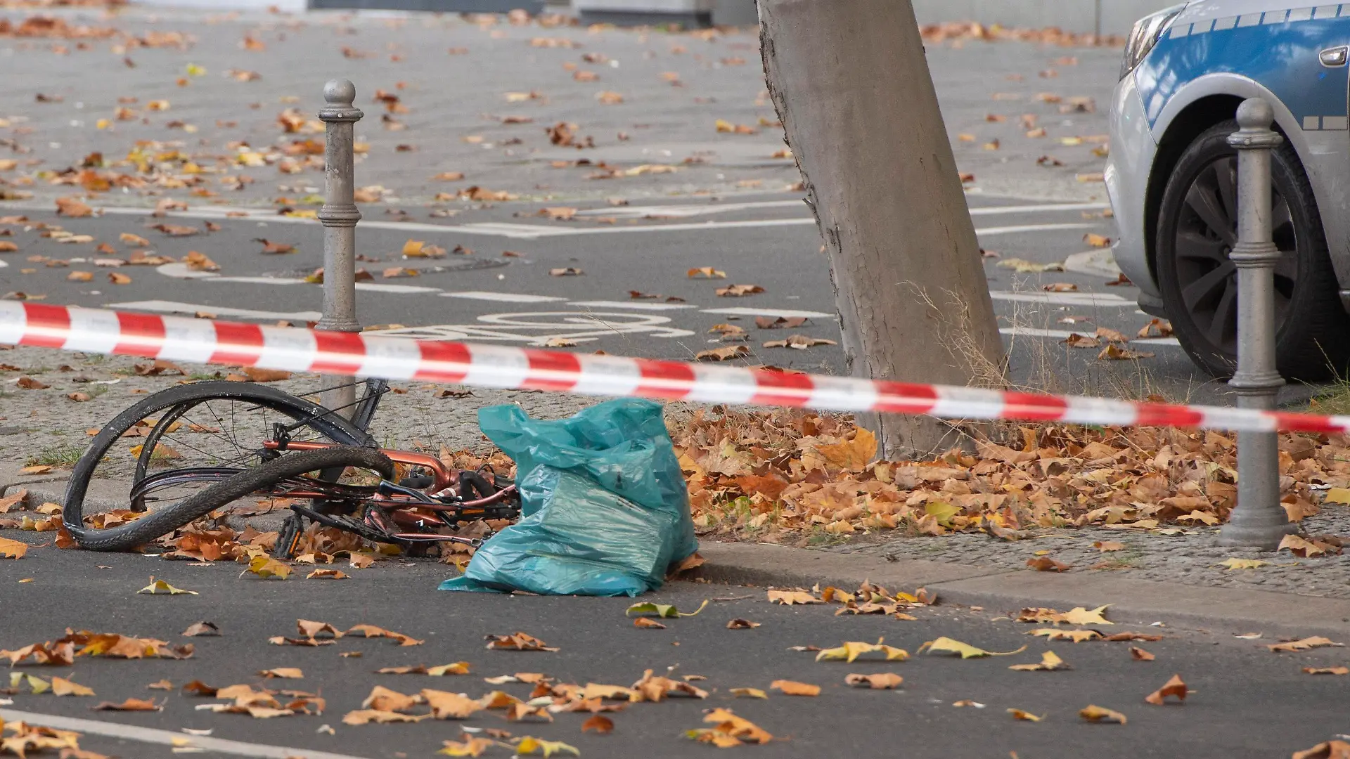 31.10.2022, Berlin: Ein zerstörtes Fahrrad liegt auf der Bundesallee in Berlin-Wilmersdorf. Drei Tage nach dem Unfall mit einem Betonmischer in Berlin ist die lebensgefährlich verletzte Radfahrerin für hirntot erklärt worden. Die 44-Jährige war am vergangenen Montag in der Bundesallee in Berlin-Wilmersdorf von dem Lastwagen erfasst und überrollt worden. Der Unfall hat für bundesweites Aufsehen und Diskussionen gesorgt. Denn ein Spezialfahrzeug, das helfen sollte, die Verletzte unter dem Lkw zu befreien, stand nach Angaben der Feuerwehr in einem Stau auf der Stadtautobahn. Dieser soll durch eine Aktion der Klima-Protestgruppe «Letzte Generation» ausgelöst worden sein. Foto: Paul Zinken/dpa +++ dpa-Bildfunk +++
