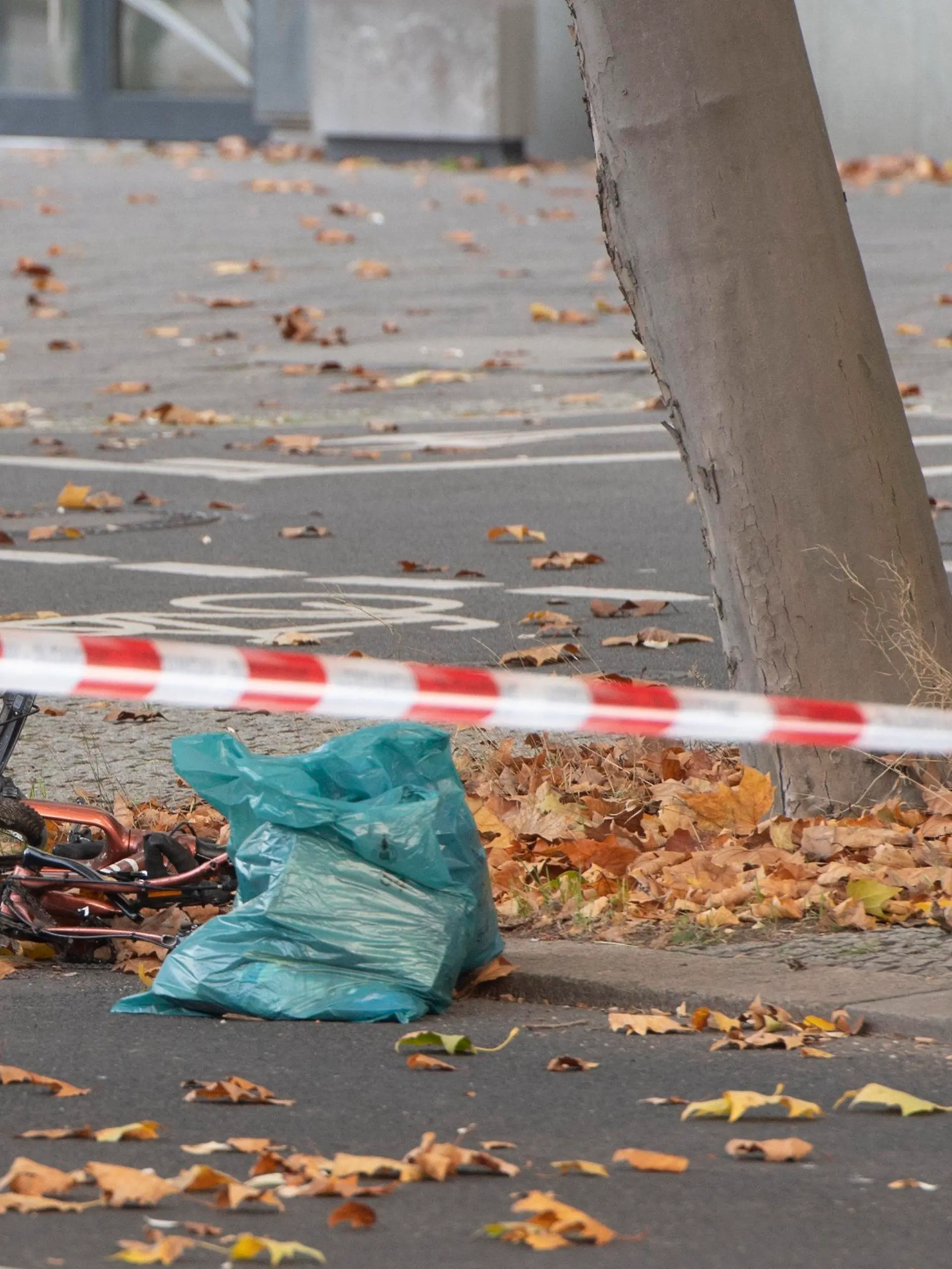 31.10.2022, Berlin: Ein zerstörtes Fahrrad liegt auf der Bundesallee in Berlin-Wilmersdorf. Drei Tage nach dem Unfall mit einem Betonmischer in Berlin ist die lebensgefährlich verletzte Radfahrerin für hirntot erklärt worden. Die 44-Jährige war am vergangenen Montag in der Bundesallee in Berlin-Wilmersdorf von dem Lastwagen erfasst und überrollt worden. Der Unfall hat für bundesweites Aufsehen und Diskussionen gesorgt. Denn ein Spezialfahrzeug, das helfen sollte, die Verletzte unter dem Lkw zu befreien, stand nach Angaben der Feuerwehr in einem Stau auf der Stadtautobahn. Dieser soll durch eine Aktion der Klima-Protestgruppe «Letzte Generation» ausgelöst worden sein. Foto: Paul Zinken/dpa +++ dpa-Bildfunk +++