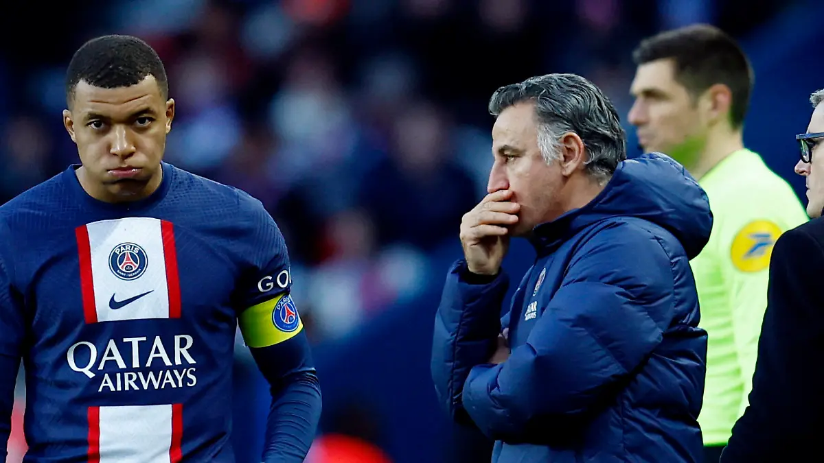 Soccer Football - Ligue 1 - Paris St Germain v Stade Rennes - Parc des Princes, Paris, France - March 19, 2023 Paris St Germain's Kylian Mbappe reacts as coach Christophe Galtier looks on REUTERS/Gonzalo Fuentes