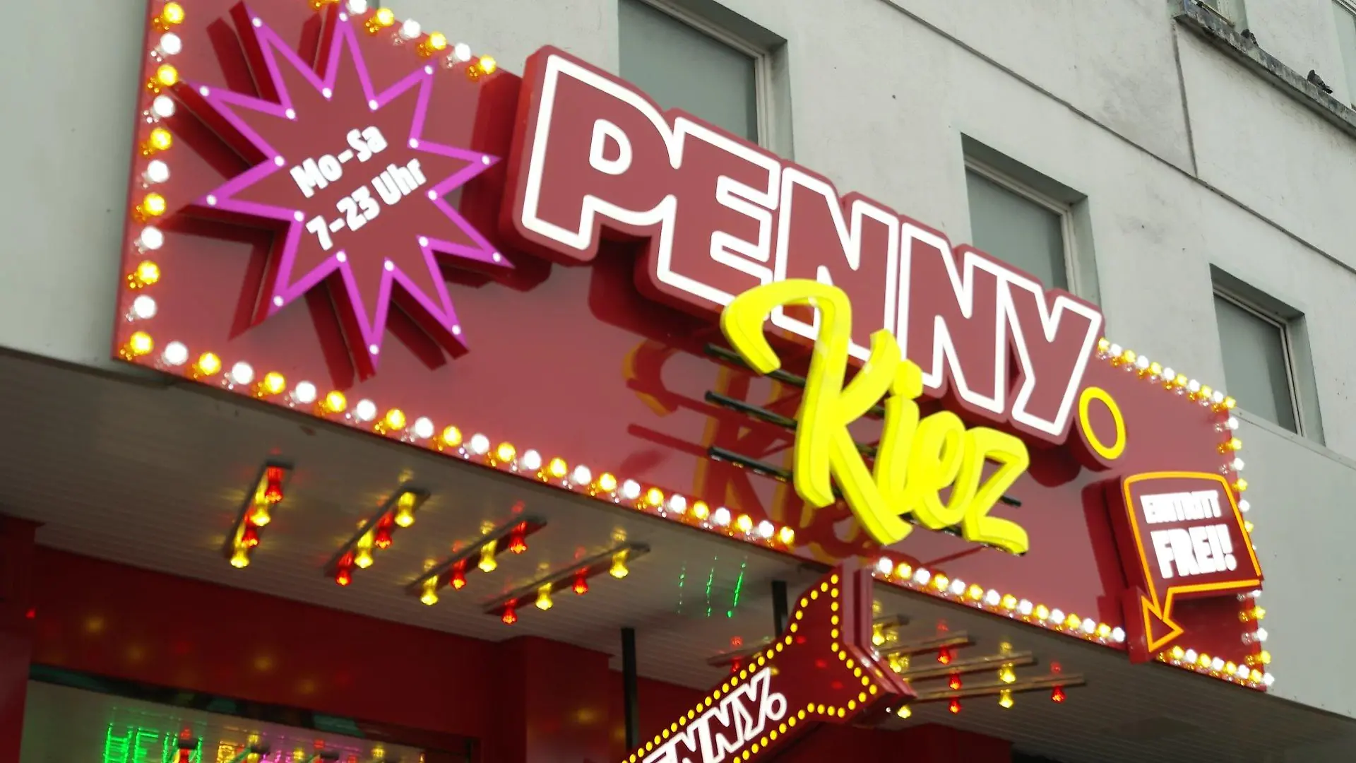 Olivia Jones begrüßt die ersten Kunden vor der Penny-Filiale auf der Reeperbahn.
