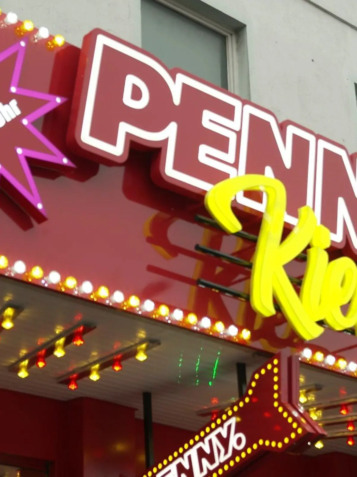 Olivia Jones begrüßt die ersten Kunden vor der Penny-Filiale auf der Reeperbahn.