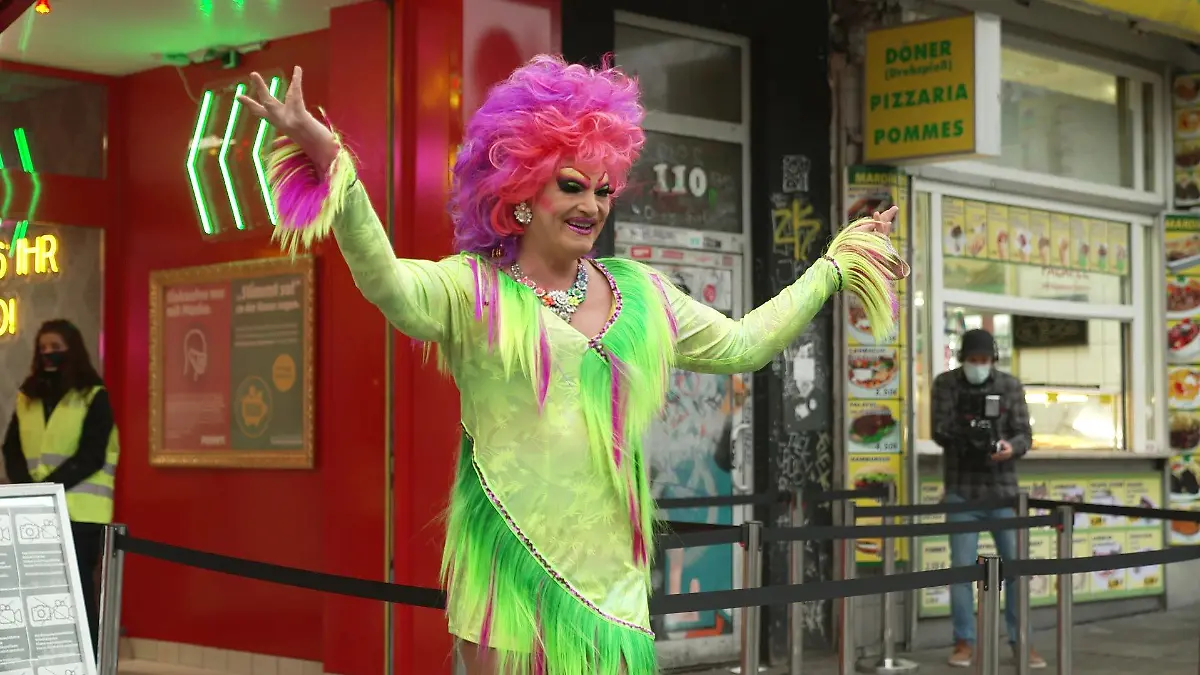 Olivia Jones begrüßt die ersten Kunden.