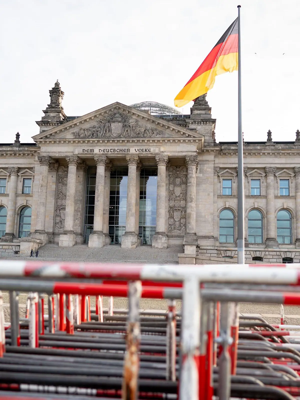 17.11.2020, Berlin: Absperrgitter stehen am Morgen vor dem Reichstagsgebäude. Hier findet am 18.11.2020 eine Demonstration gegen das Infektionsschutzgesetz statt. Das Gesetz wird vom Bundestag verabschiedet. Foto: Kay Nietfeld/dpa +++ dpa-Bildfunk +++