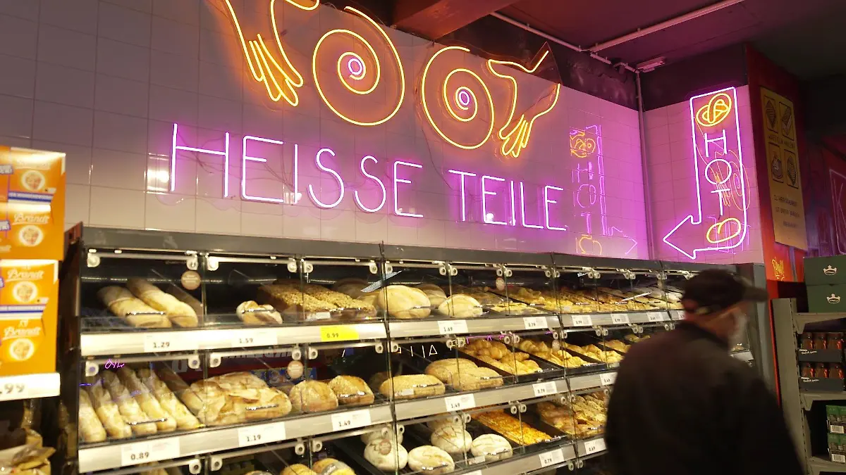 Zweideutige Leuchtreklame bei den Backwaren.
